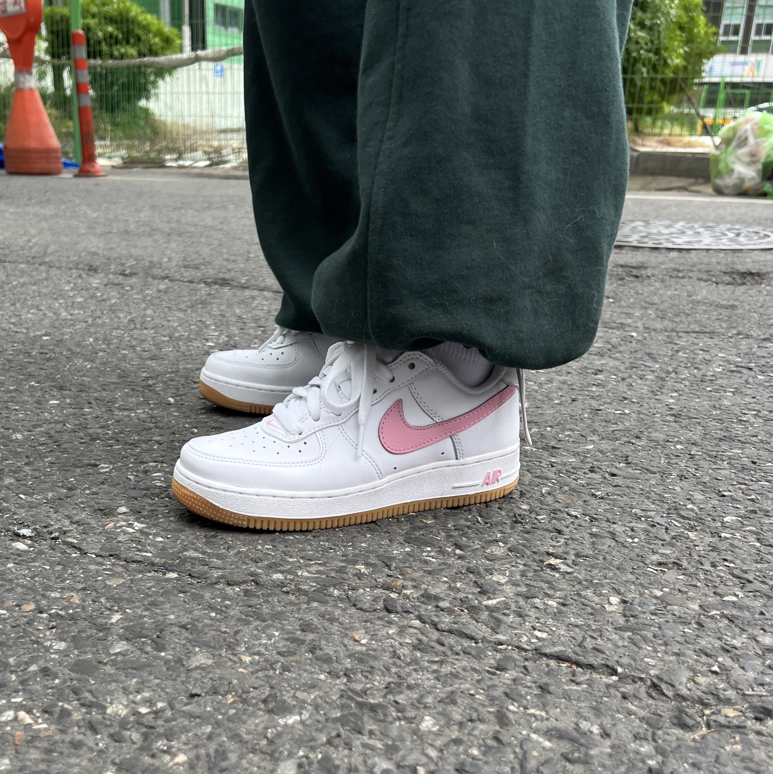 Nike Air Force 1 Low Retro Color of the Month White Pink 착용 스타일