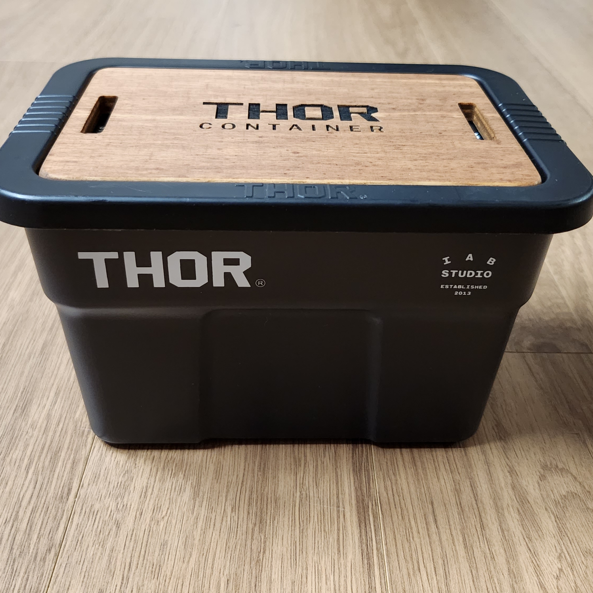 IAB Studio x Thor 1L Container Black 착용 스타일 - 4