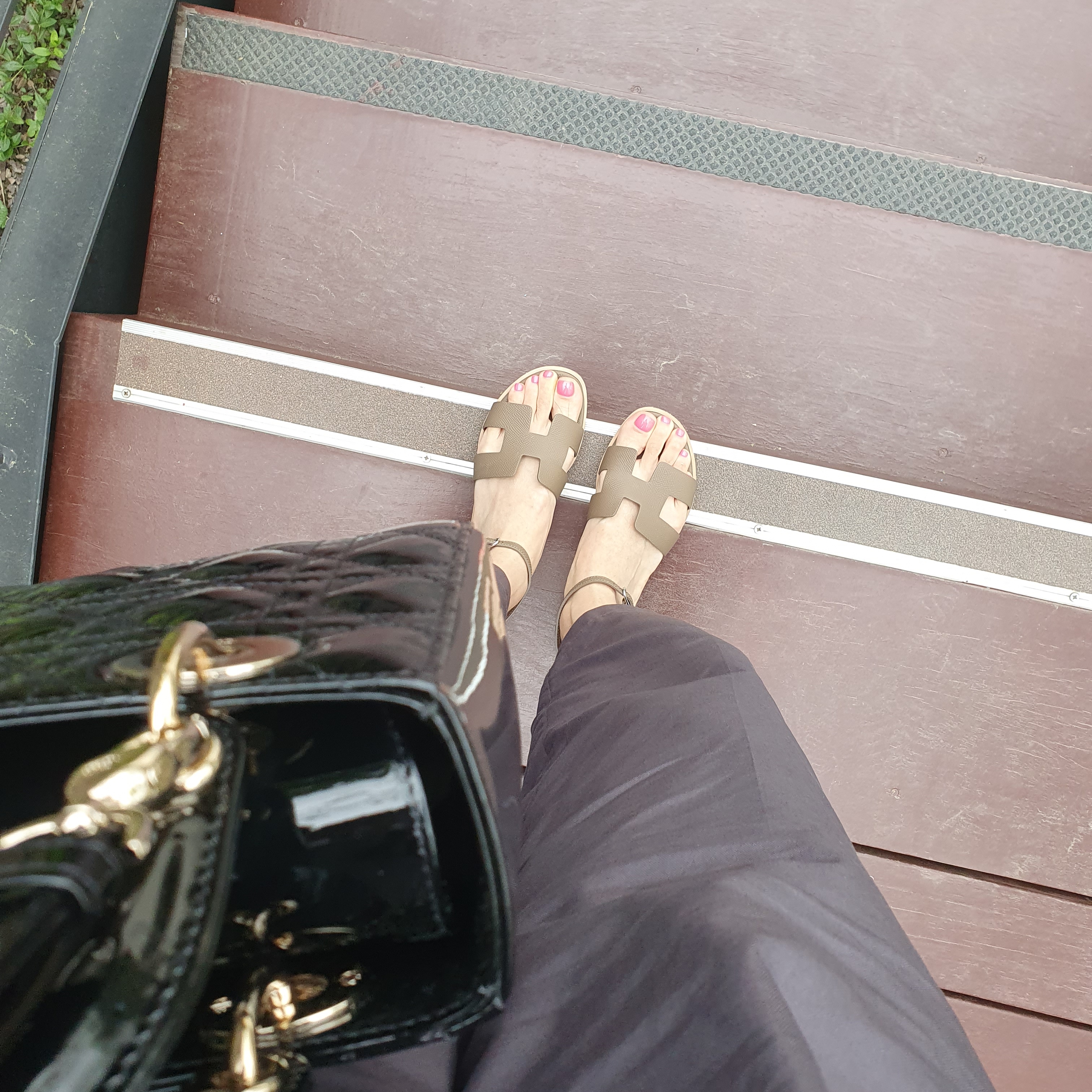 (W) Hermes Santorini Sandal Epsom & Palladium Etoupe 착용 스타일