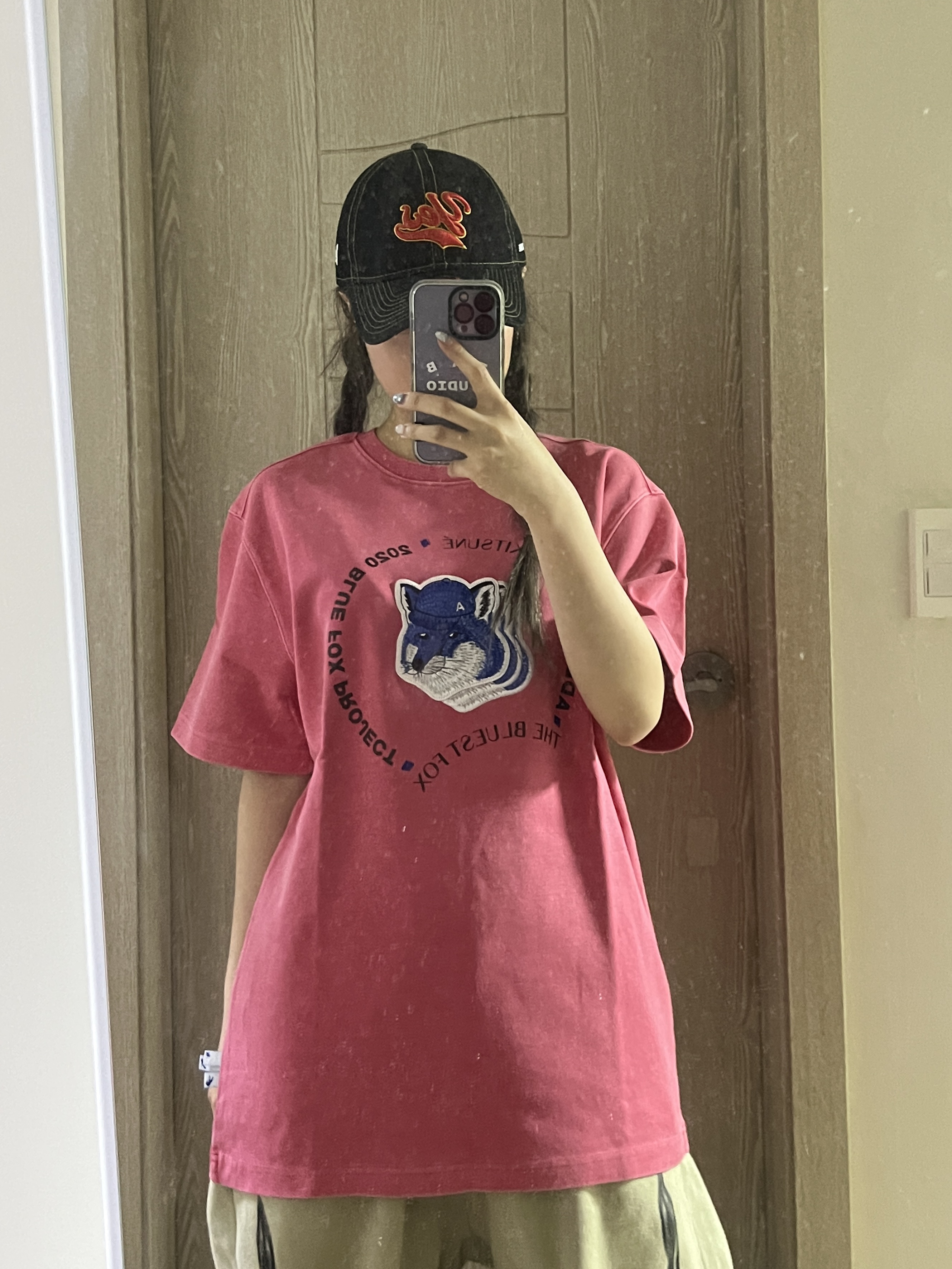 Maison Kitsune x Ader Error Triple Fox Head Logo T-Shirt Pink 착용 스타일 - 2