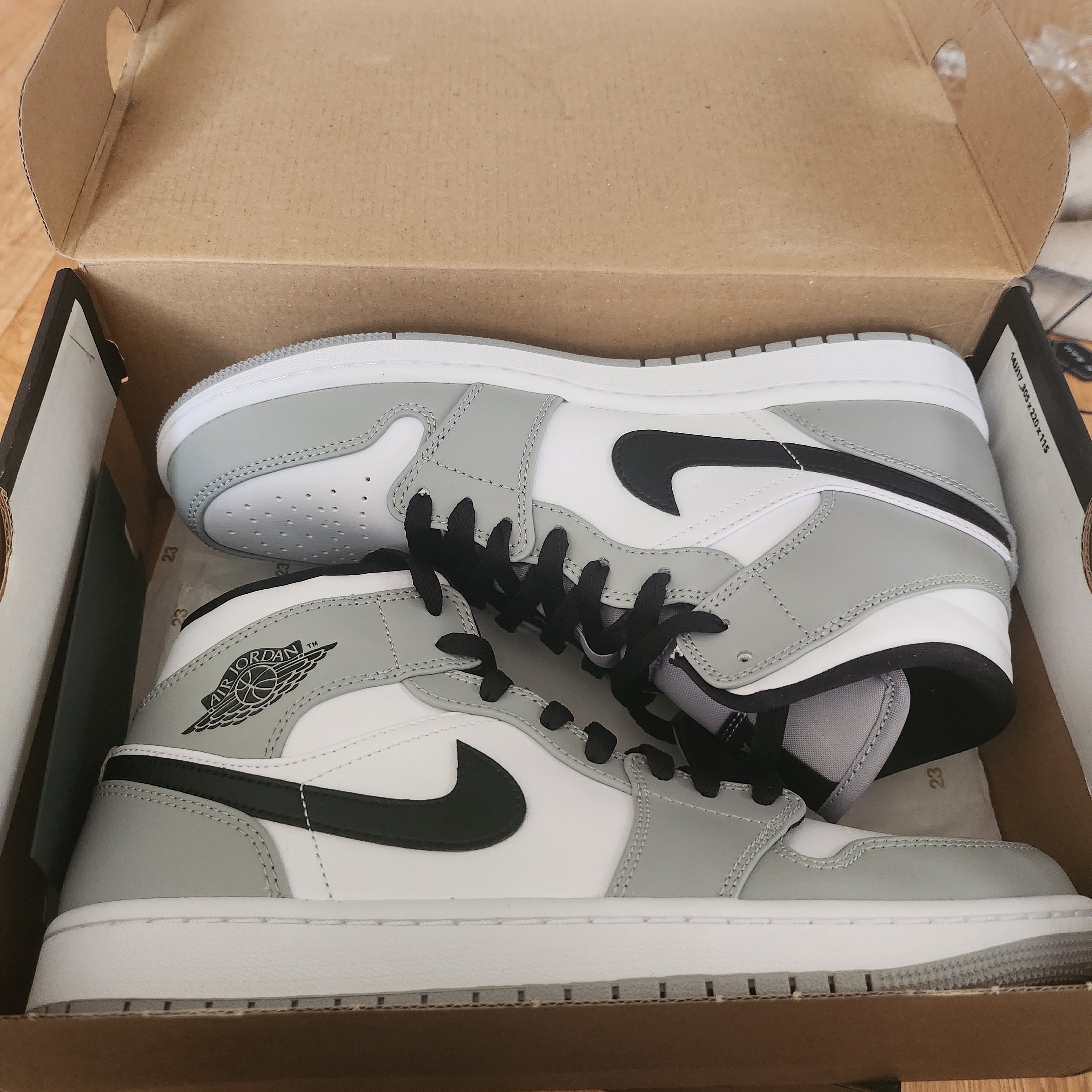 Jordan 1 Mid Light Smoke Grey 착용 스타일