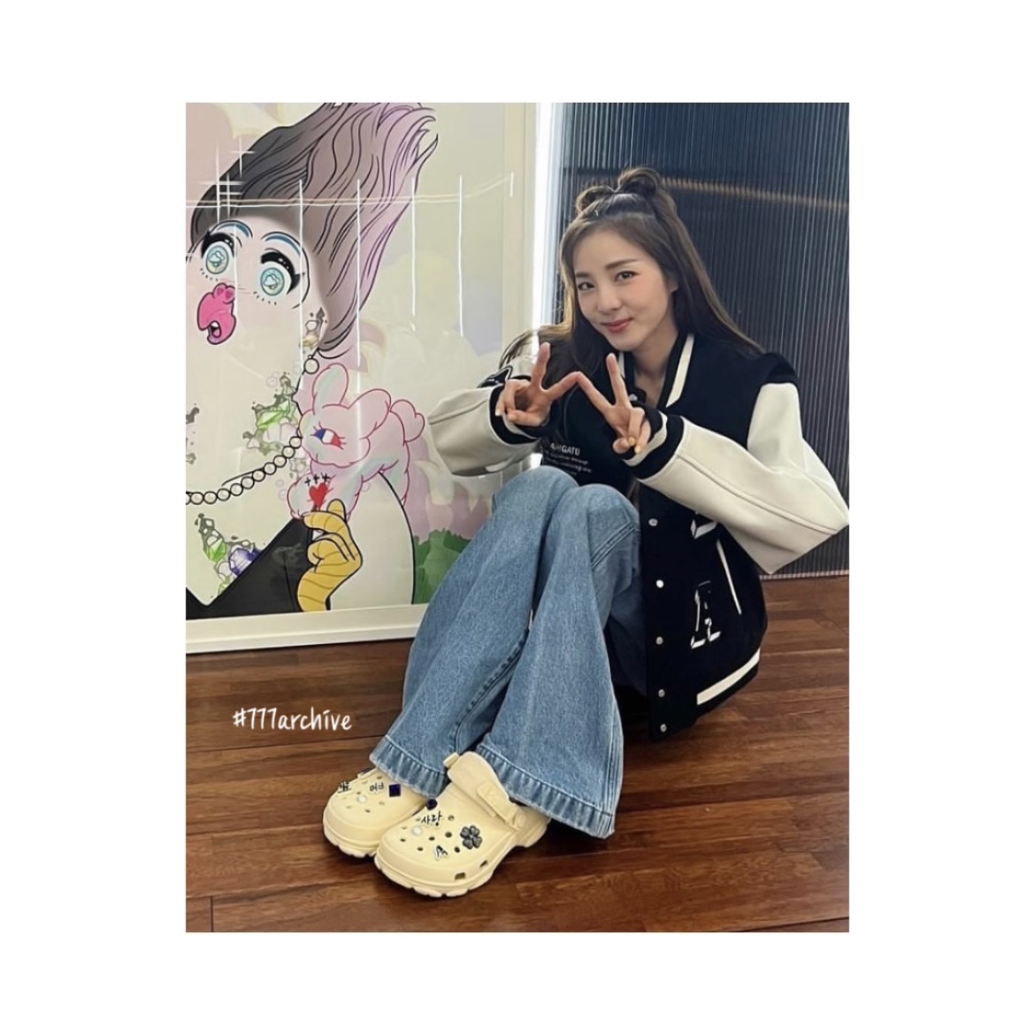 Crocs x Winner All Terrain Clog Vanilla 착용 스타일 - 1