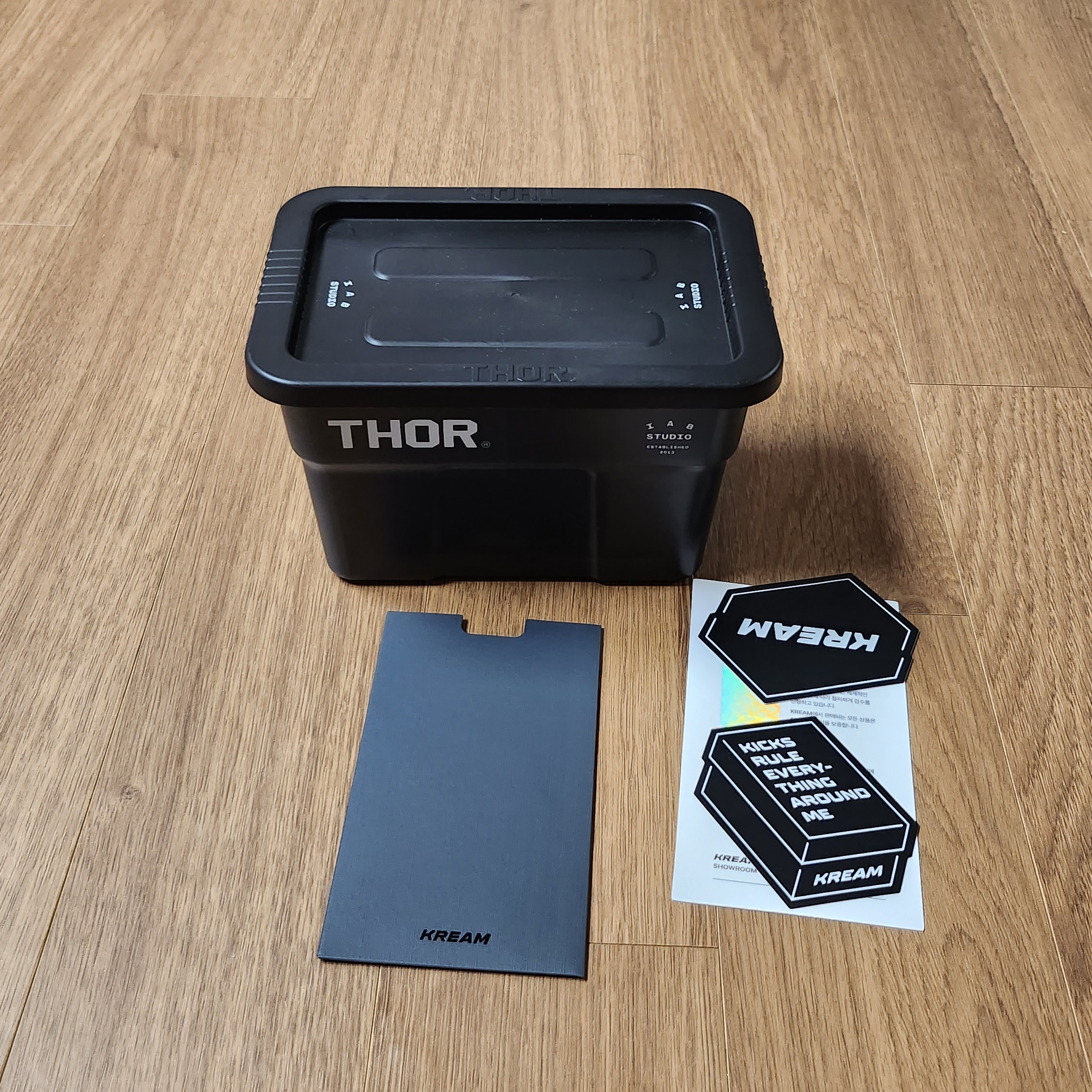 IAB Studio x Thor 1L Container Black 착용 스타일 - 1