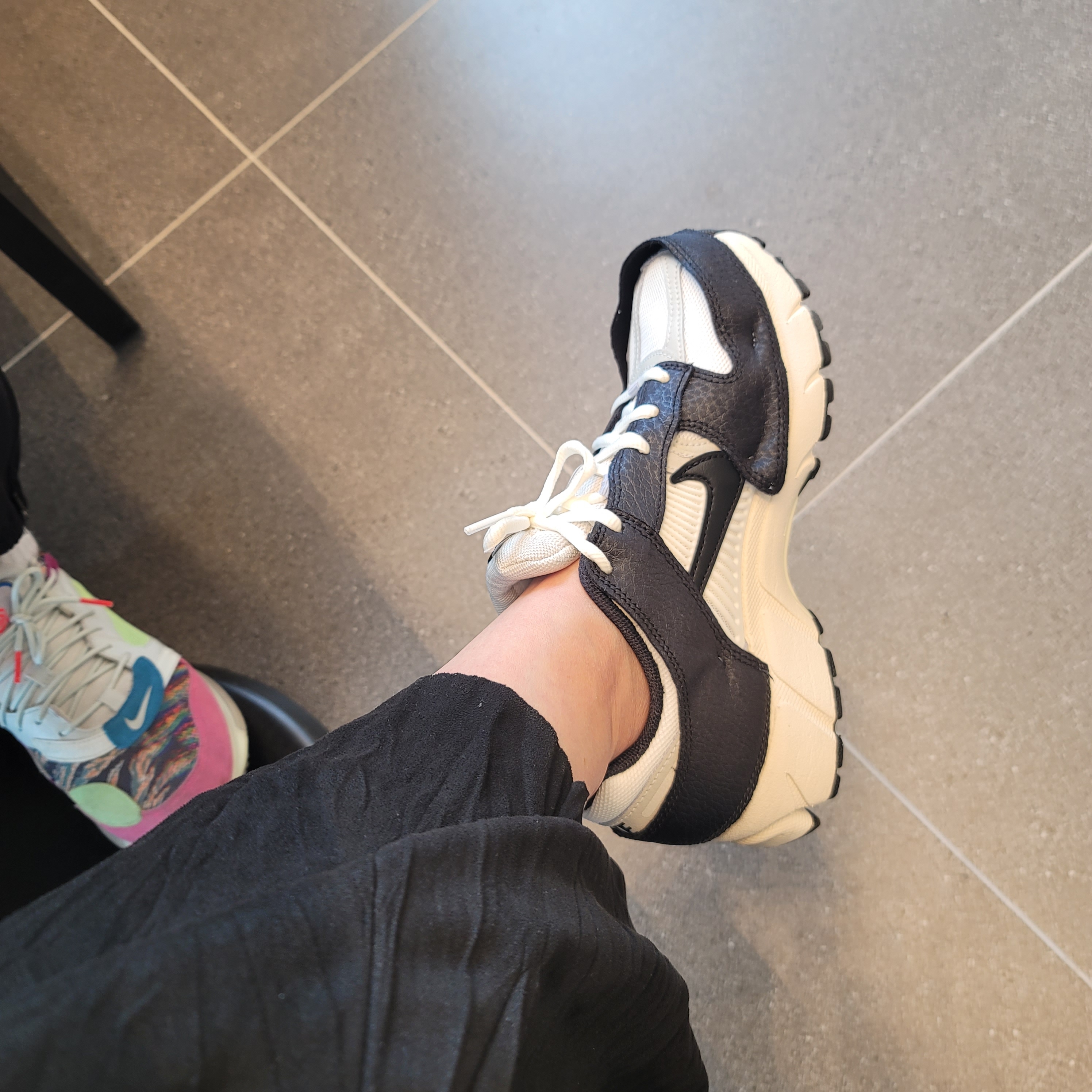 (W) Nike Zoom Vomero 5 Wolf Grey and Black, Nike Air Max 720 OBJ Young King of the Drip 착용 스타일 - 2