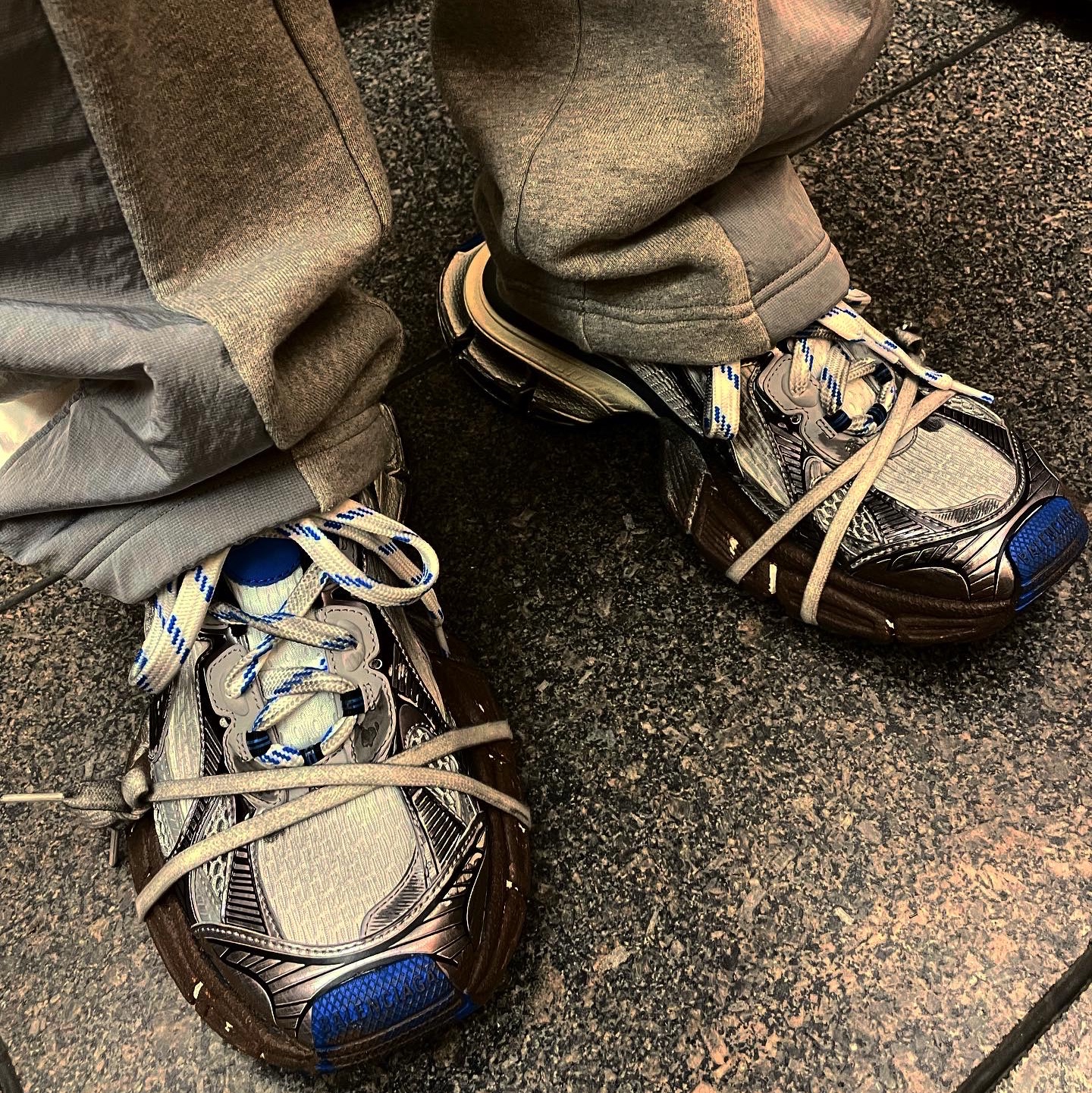 Balenciaga 3XL Sneakers Worn Out Grey White Blue, Andersson Bell x Asics Track Pants Grey 착용 스타일