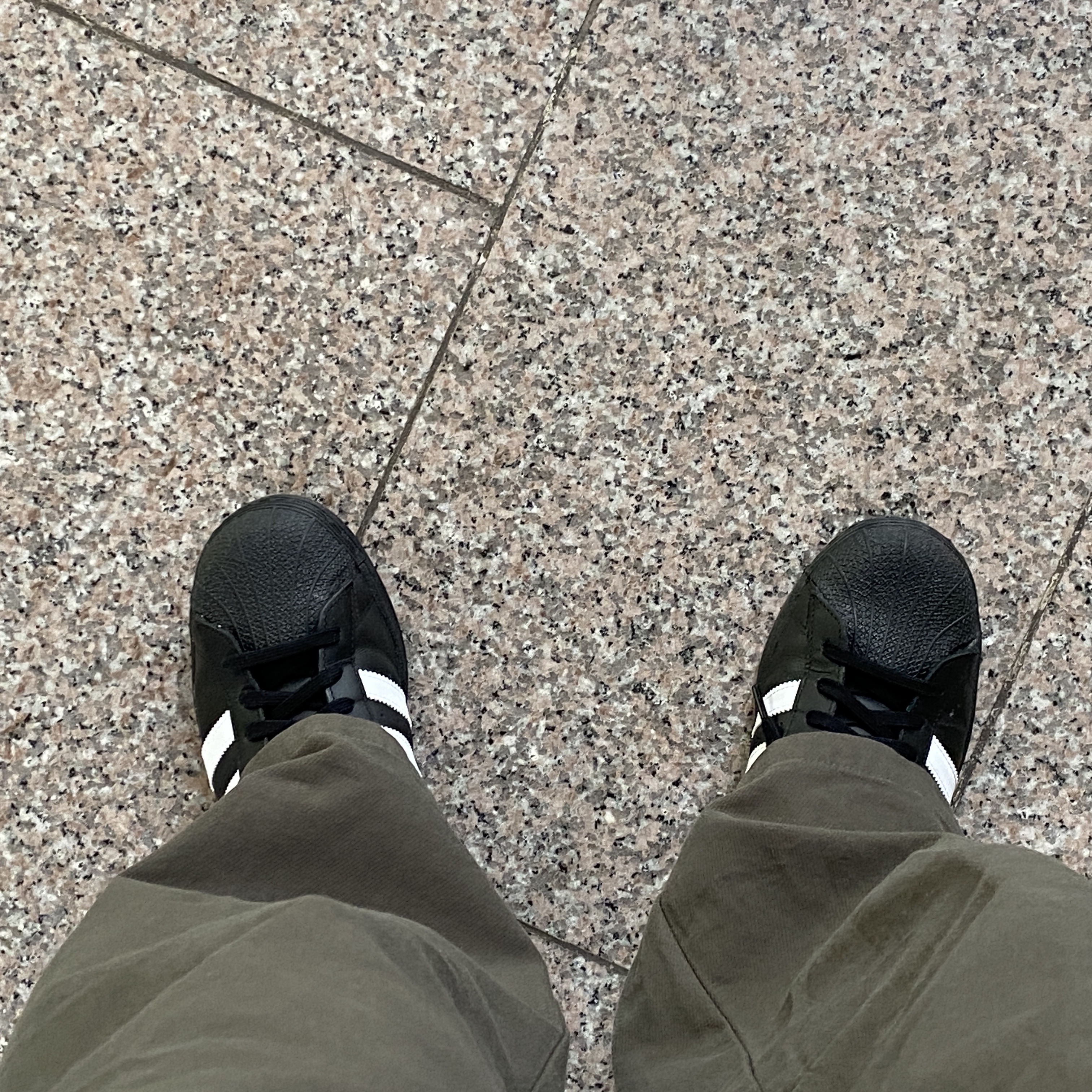 Adidas Superstar Core Black White 착용 스타일