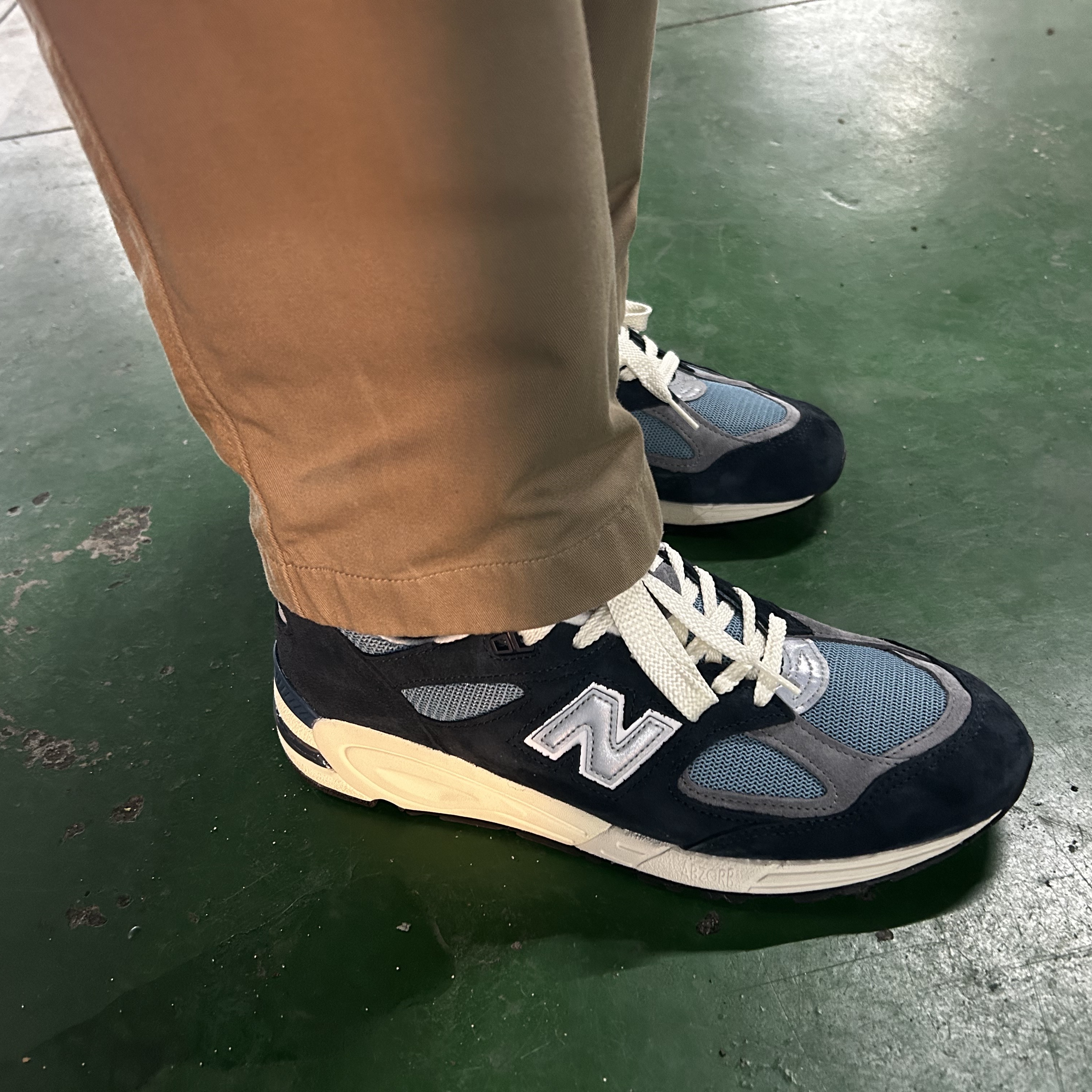 New Balance 990v2 Made in USA Navy Castlerock 착용 스타일 - 1