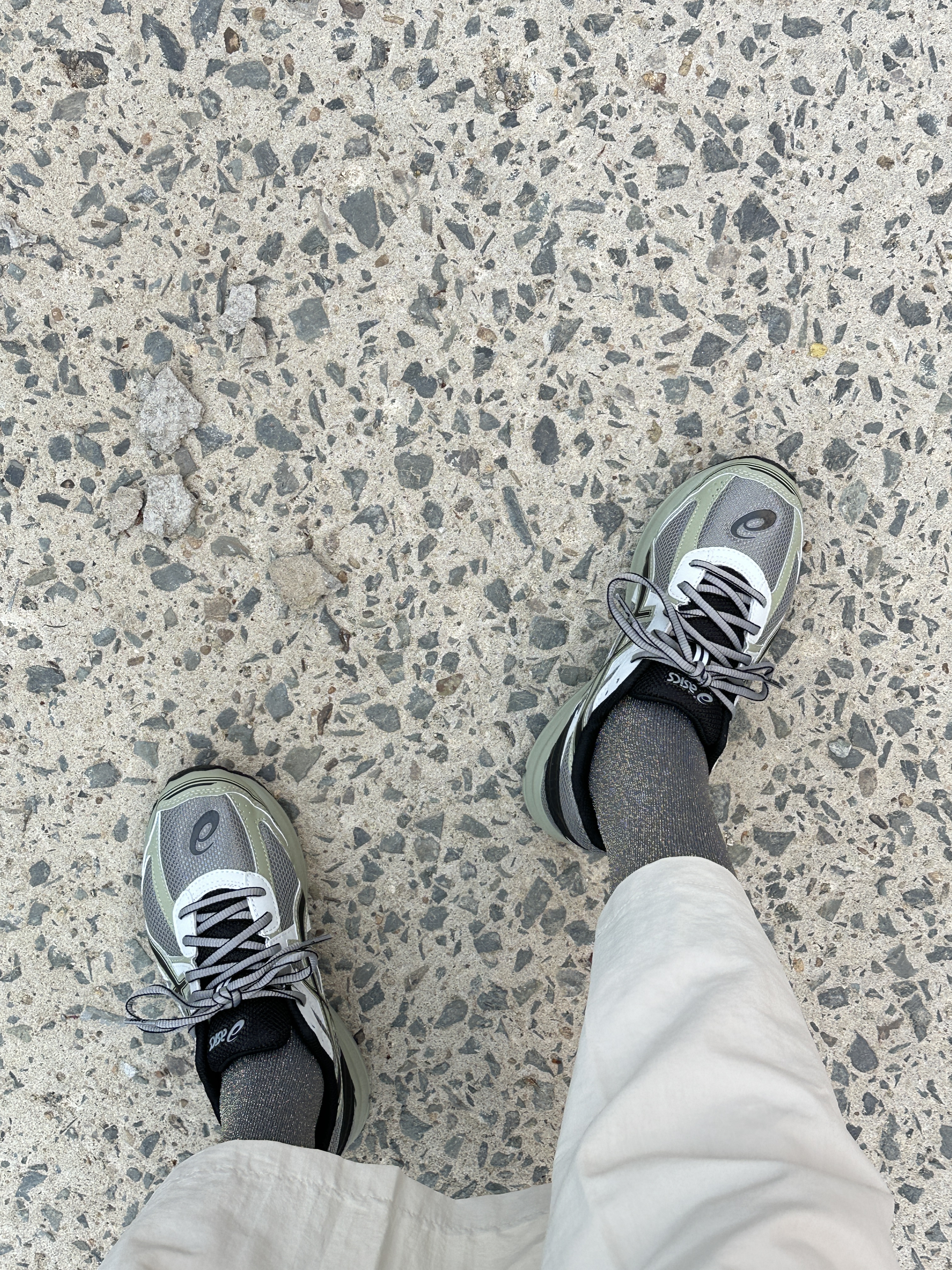 Asics Jog 100 S Sheet Rock - 2E Wide 착용 스타일 - 4