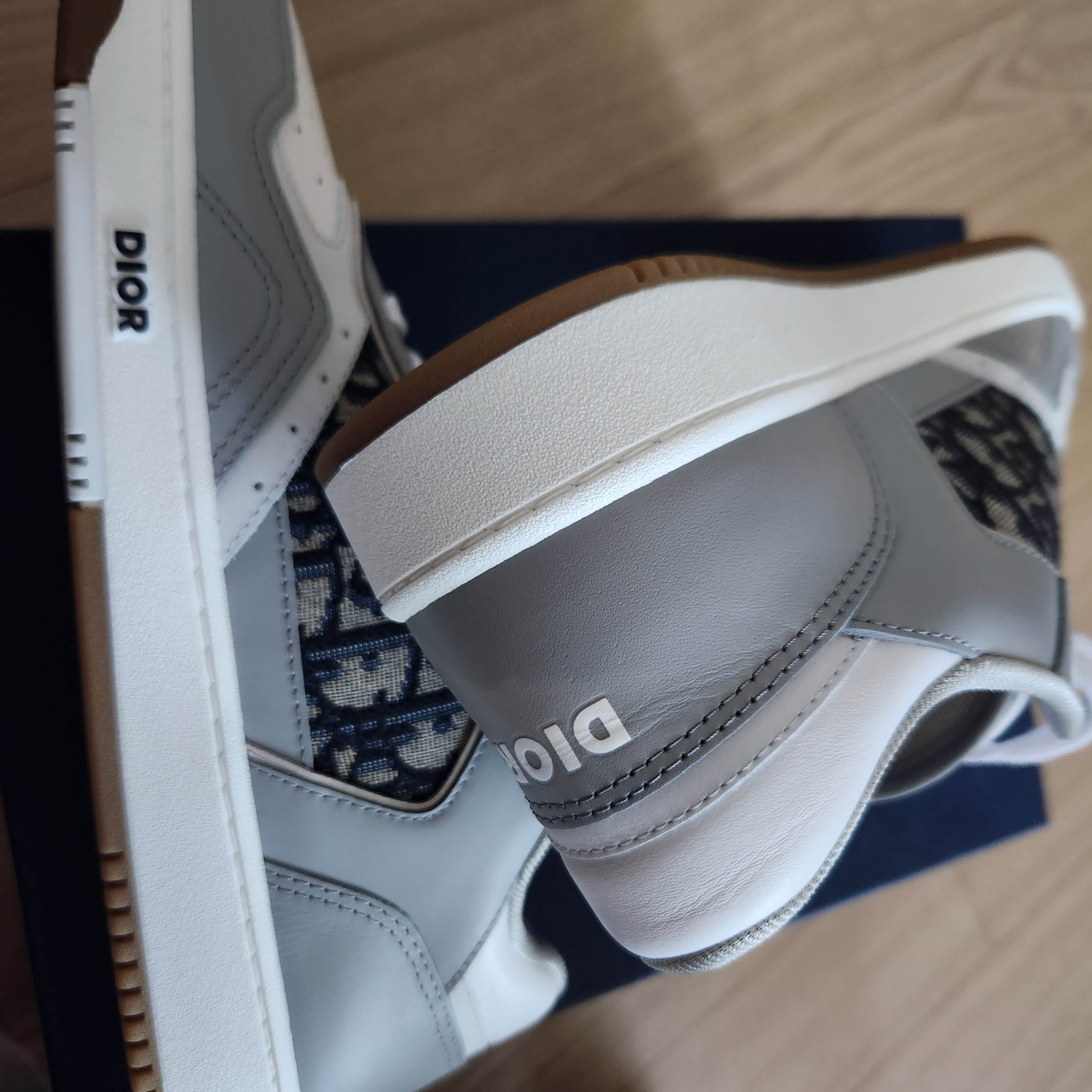Dior B27 Low-Top Sneakers Gray 착용 스타일 - 2