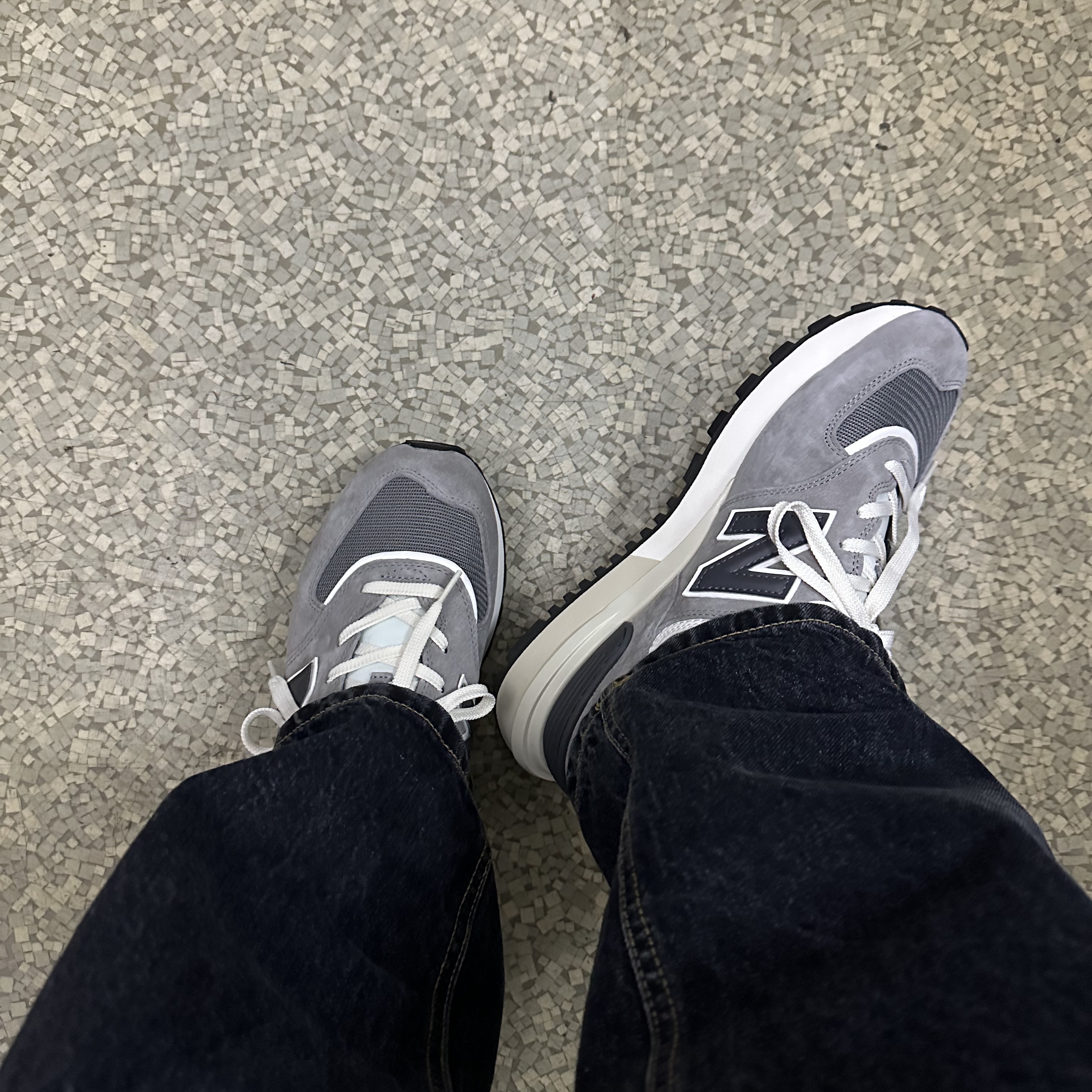 New Balance 574 Legacy Grey 착용 스타일