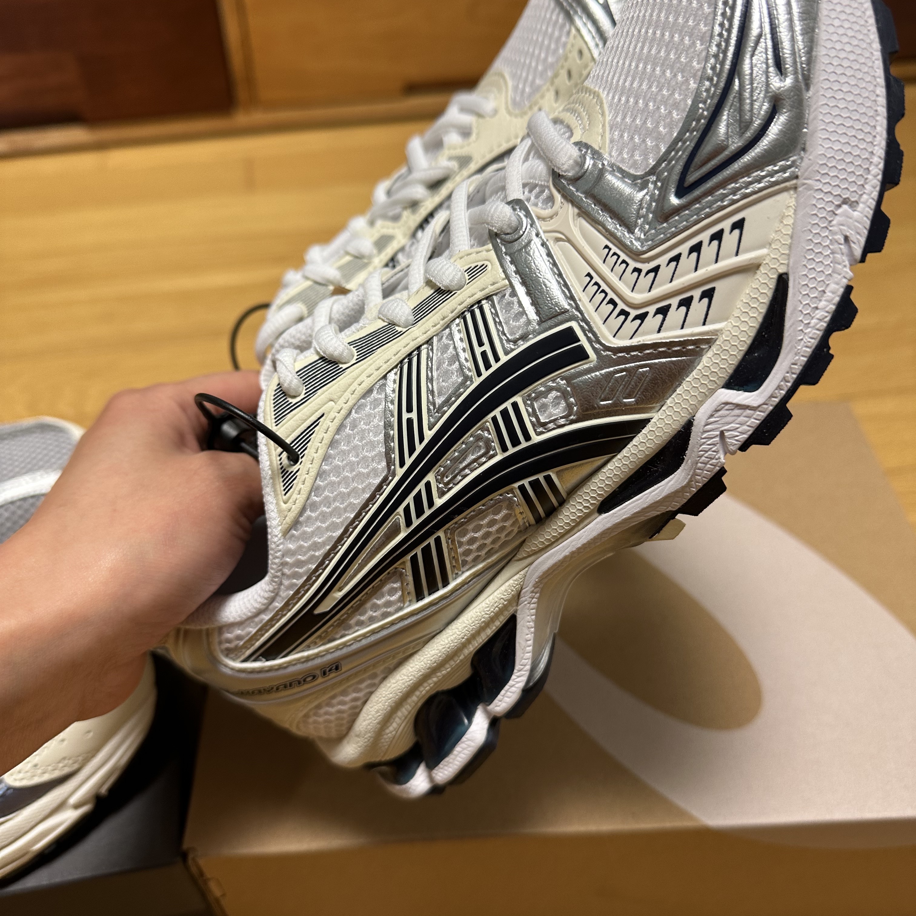 (W) Asics Gel-Kayano 14 White Midnight 착용 스타일