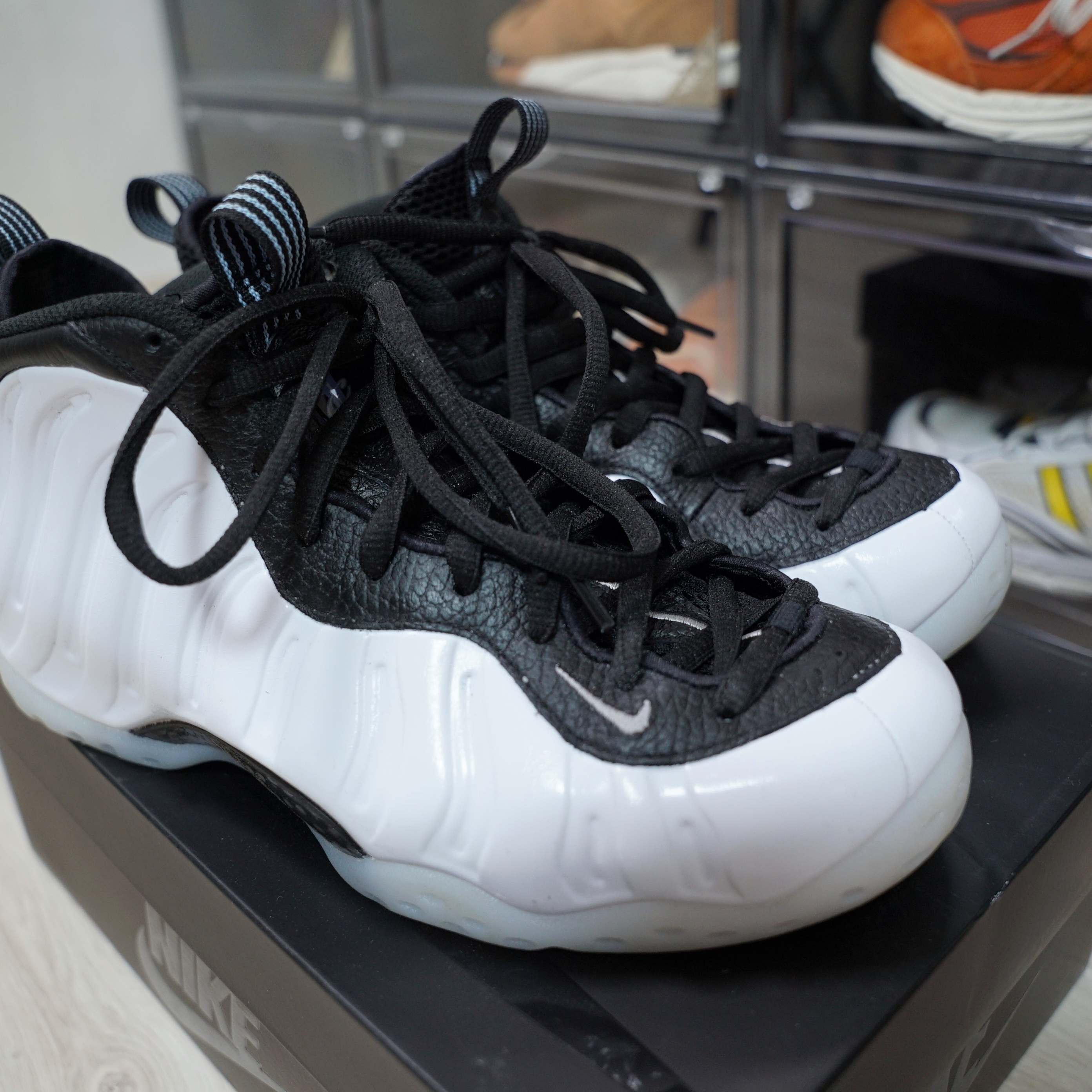 Nike Air Foamposite One White and Black 착용 스타일 - 1