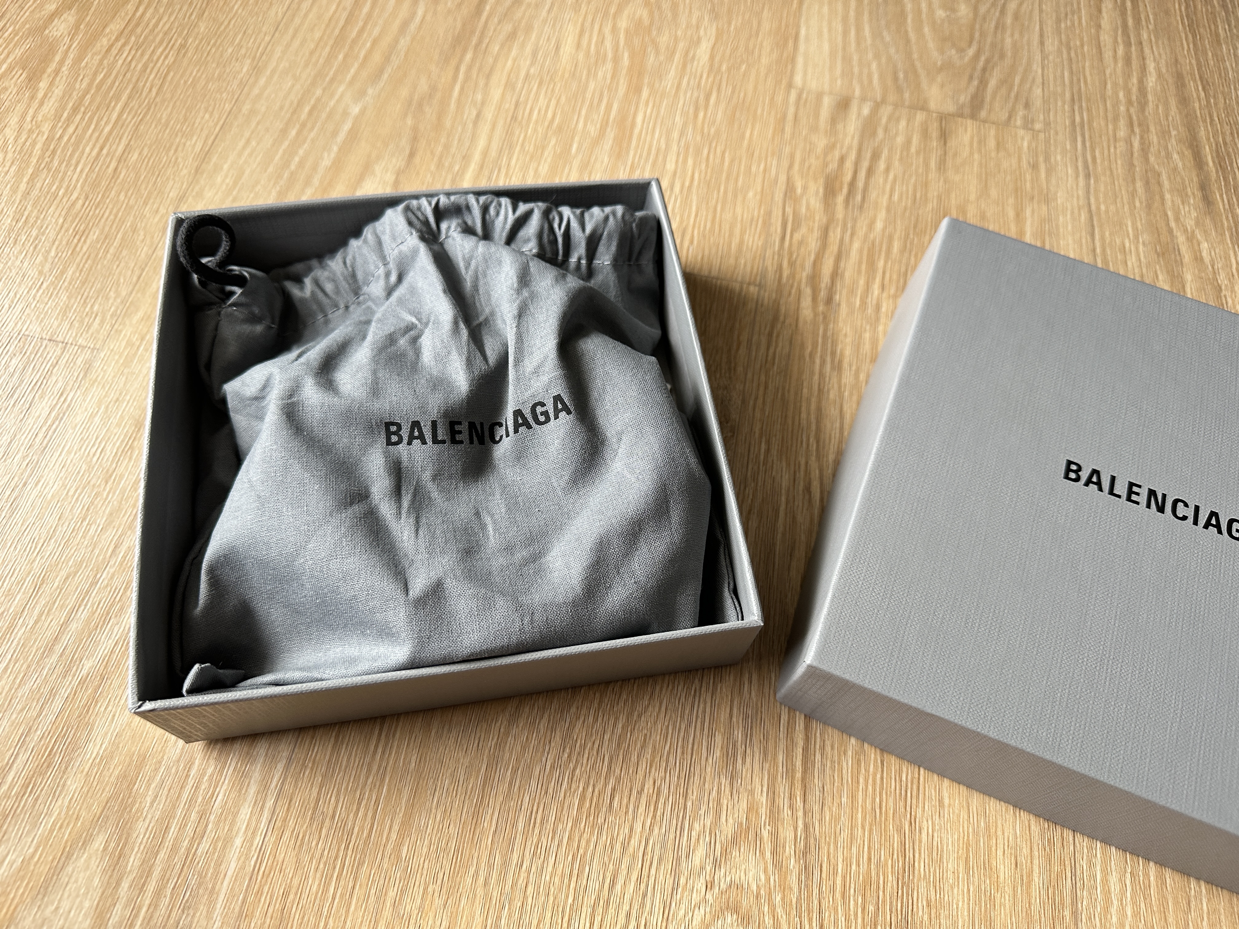 Balenciaga D Ring Belt Grey Red 착용 스타일 - 2