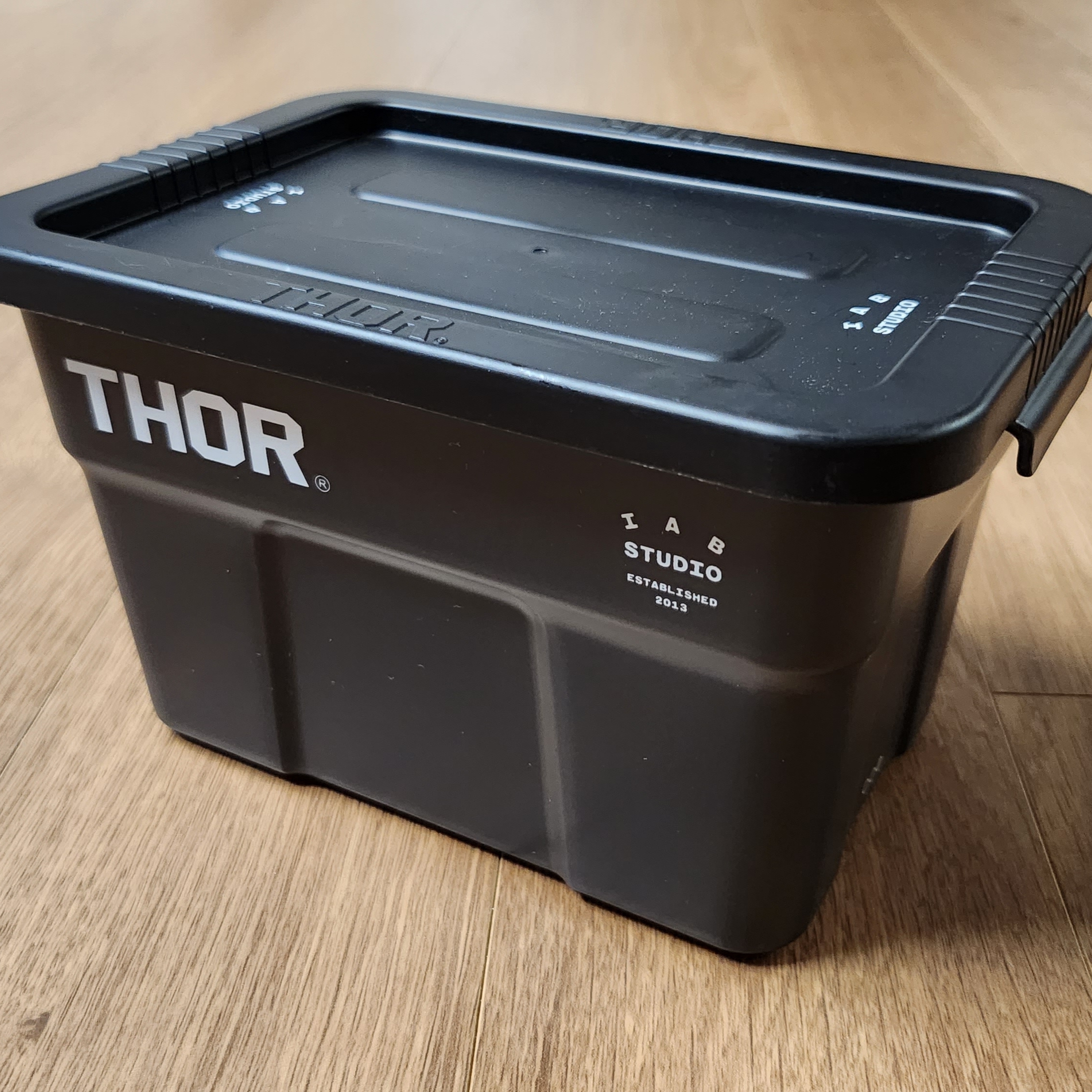 IAB Studio x Thor 1L Container Black 착용 스타일 - 2