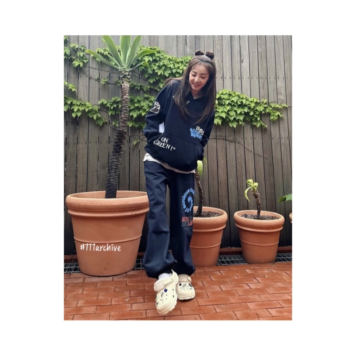 Crocs x Winner All Terrain Clog Vanilla 착용 스타일 - 3