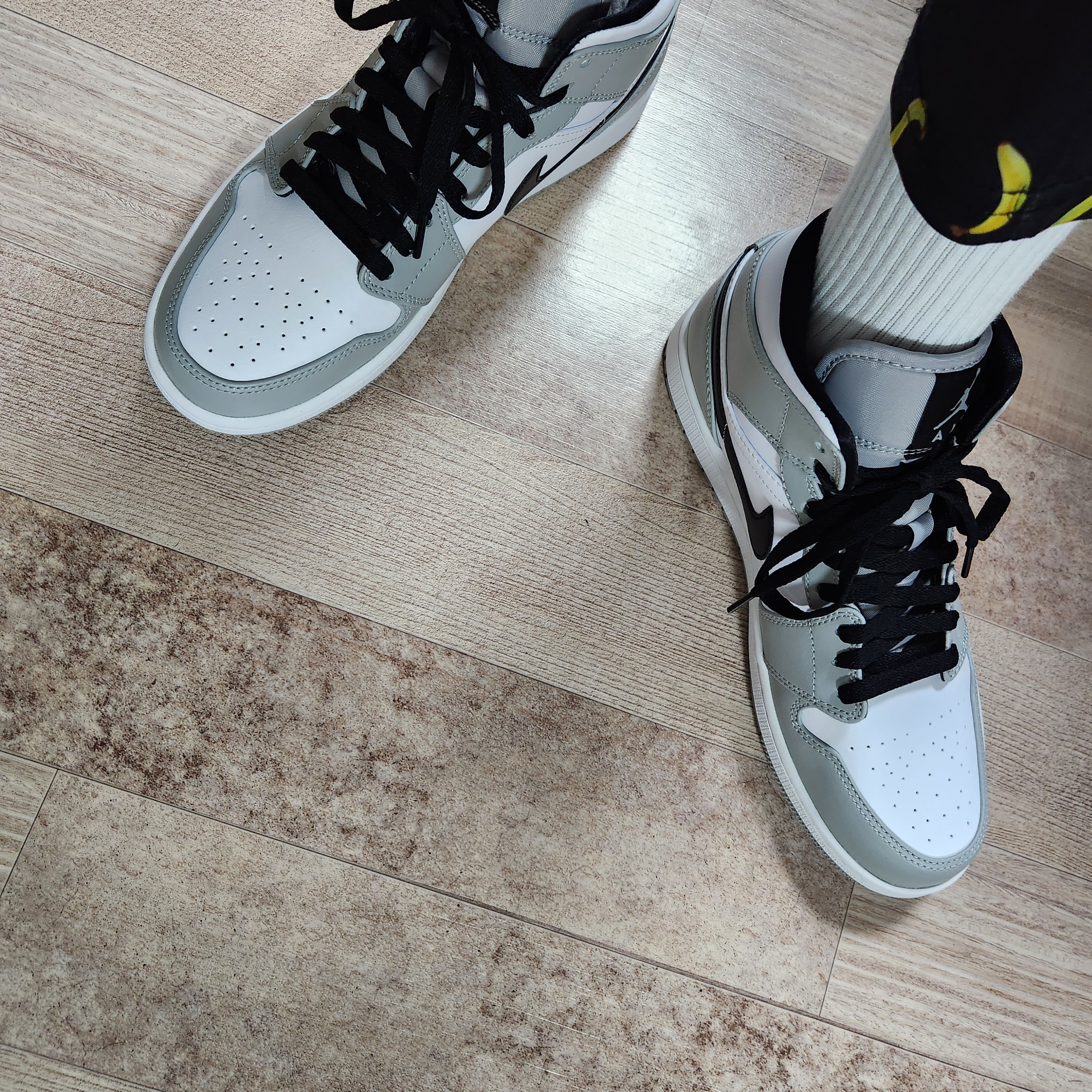 Jordan 1 Mid Light Smoke Grey 착용 스타일