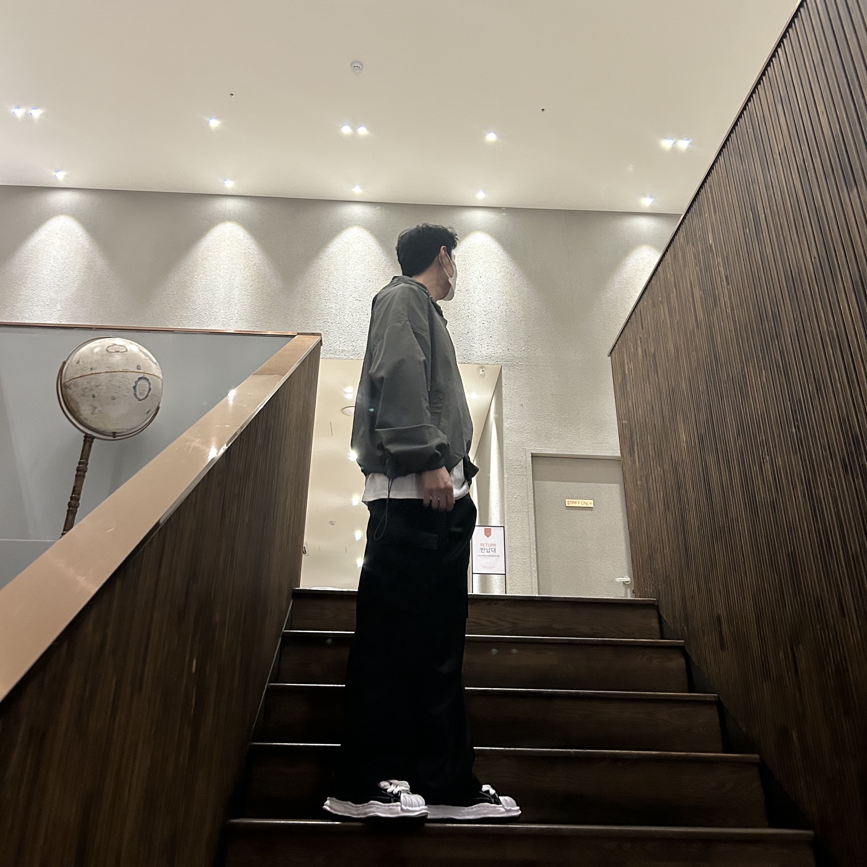 메종 미하라 야스히로 블레이키 OG 솔 캔버스 로우탑 스니커즈 블랙 화이트 착용 스타일 - 1