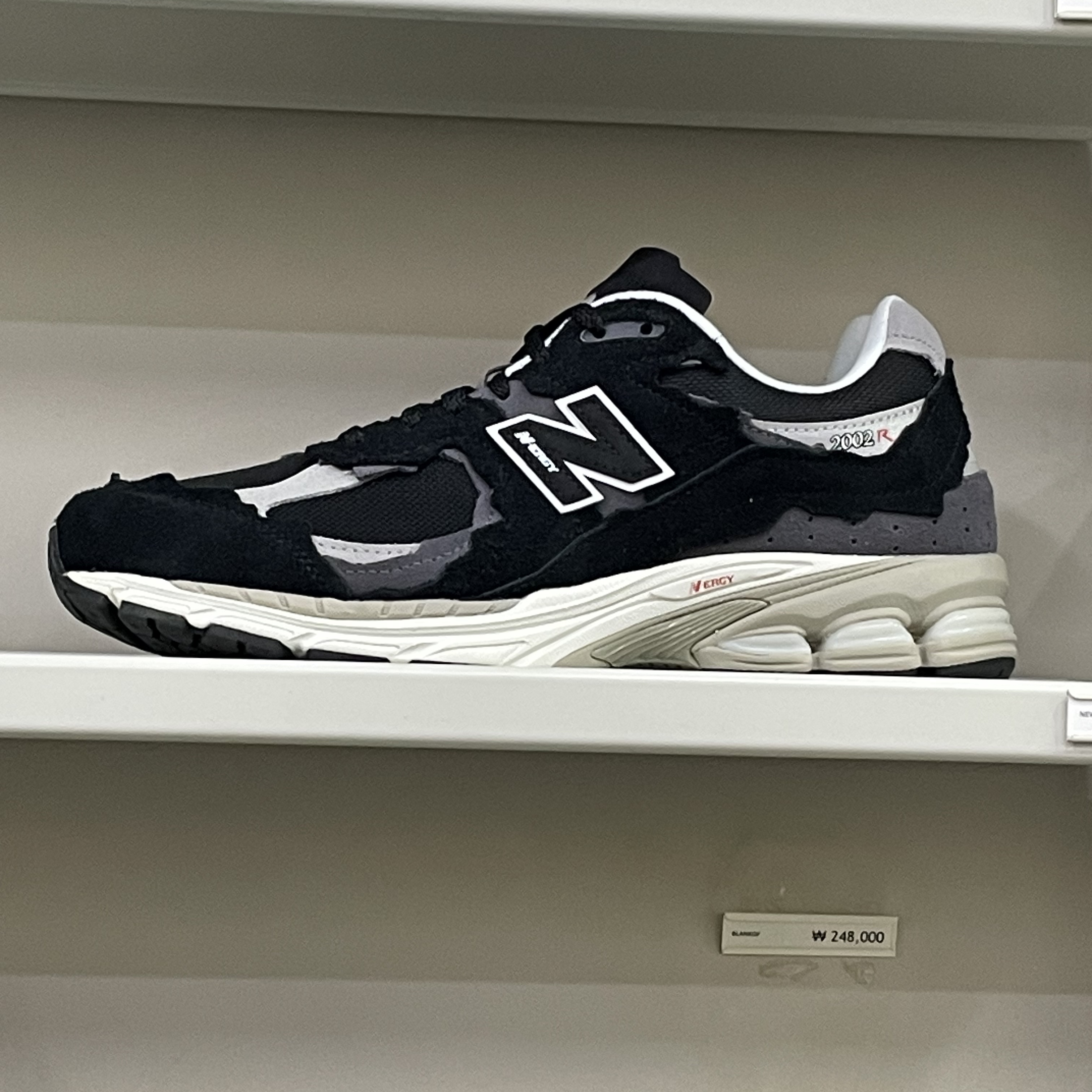 New Balance 2002R Protection Pack Black Grey 착용 스타일