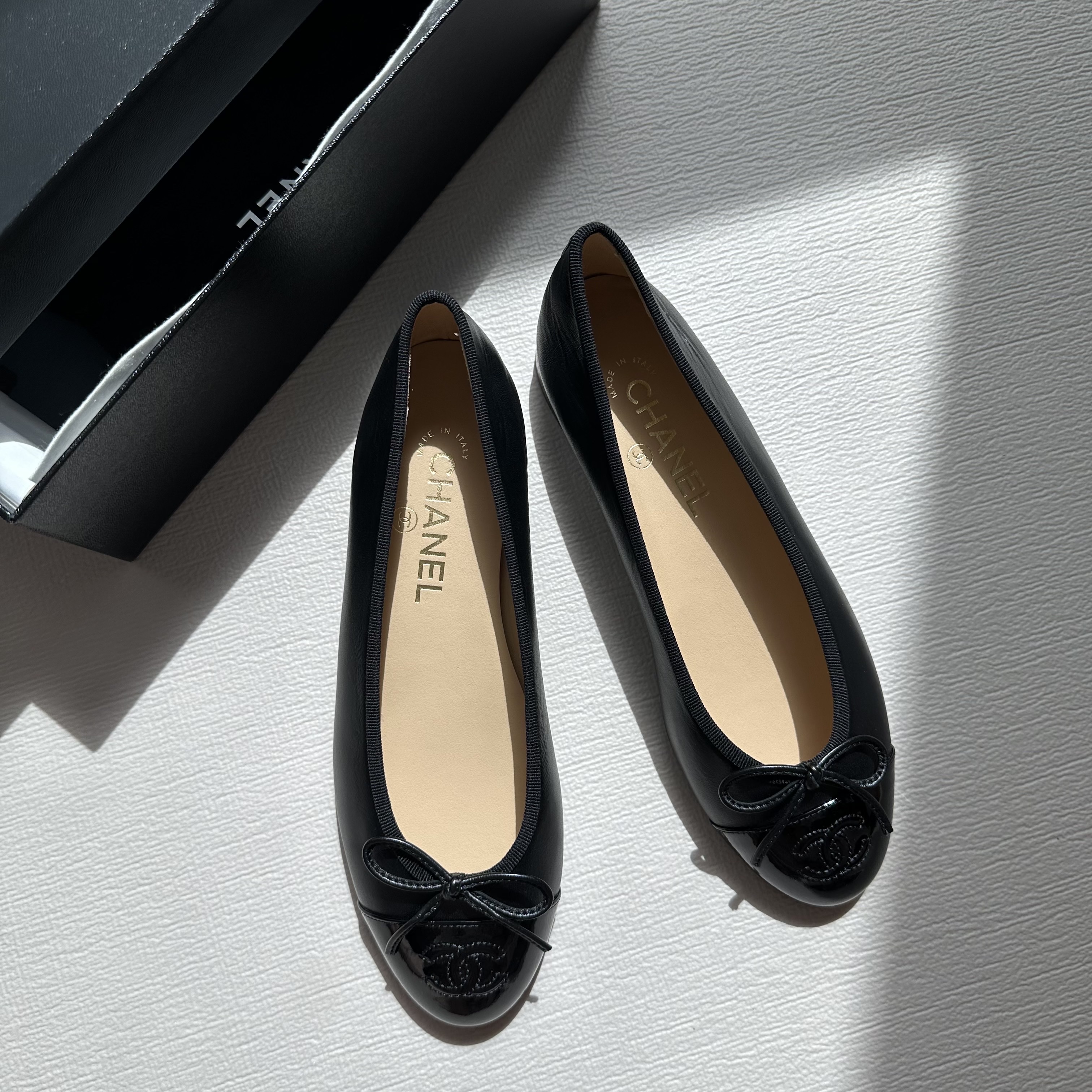 (W) Chanel Ballerina Flat Lambskin Patent Calfskin & Black 착용 스타일