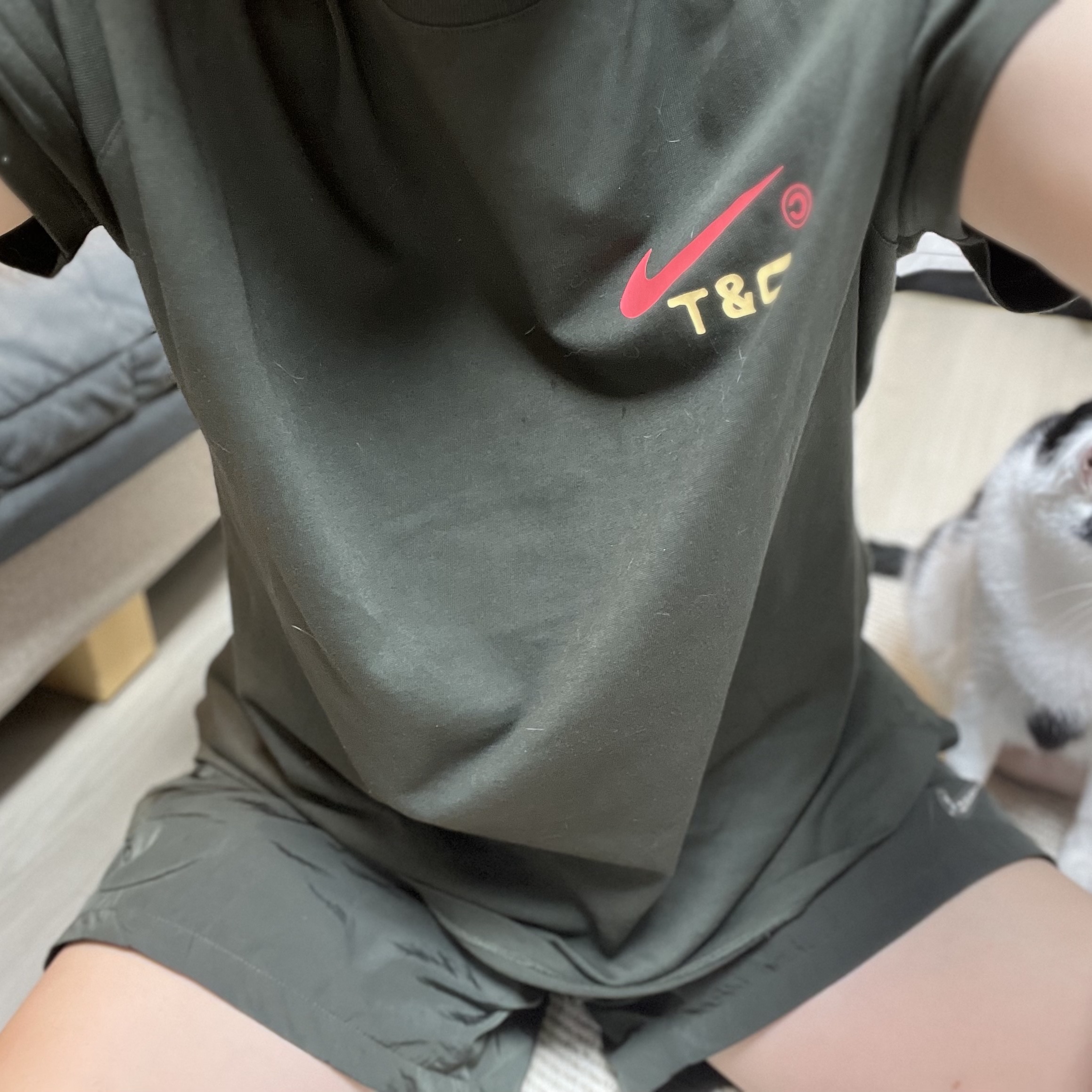 Nike x Drake Nocta x Cactus Plant Flea Market Souvenir Cactus T-Shirt Sequoia (DR2630-355), Nike x Drake Nocta Shorts Sequoia (DR2628-355) 착용 스타일