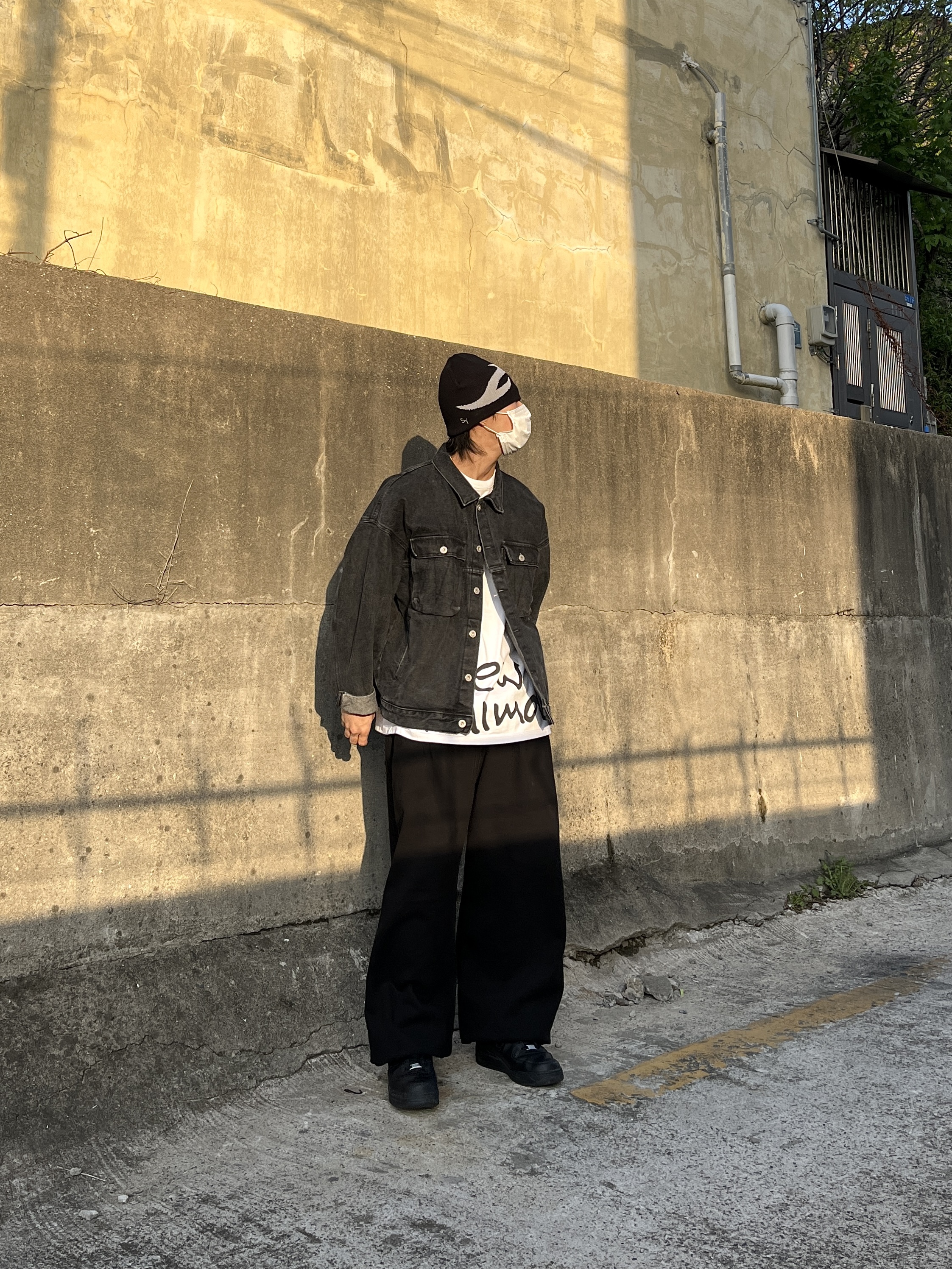 Nike Air Force 1 '07 Low Triple Black 착용 스타일 - 1