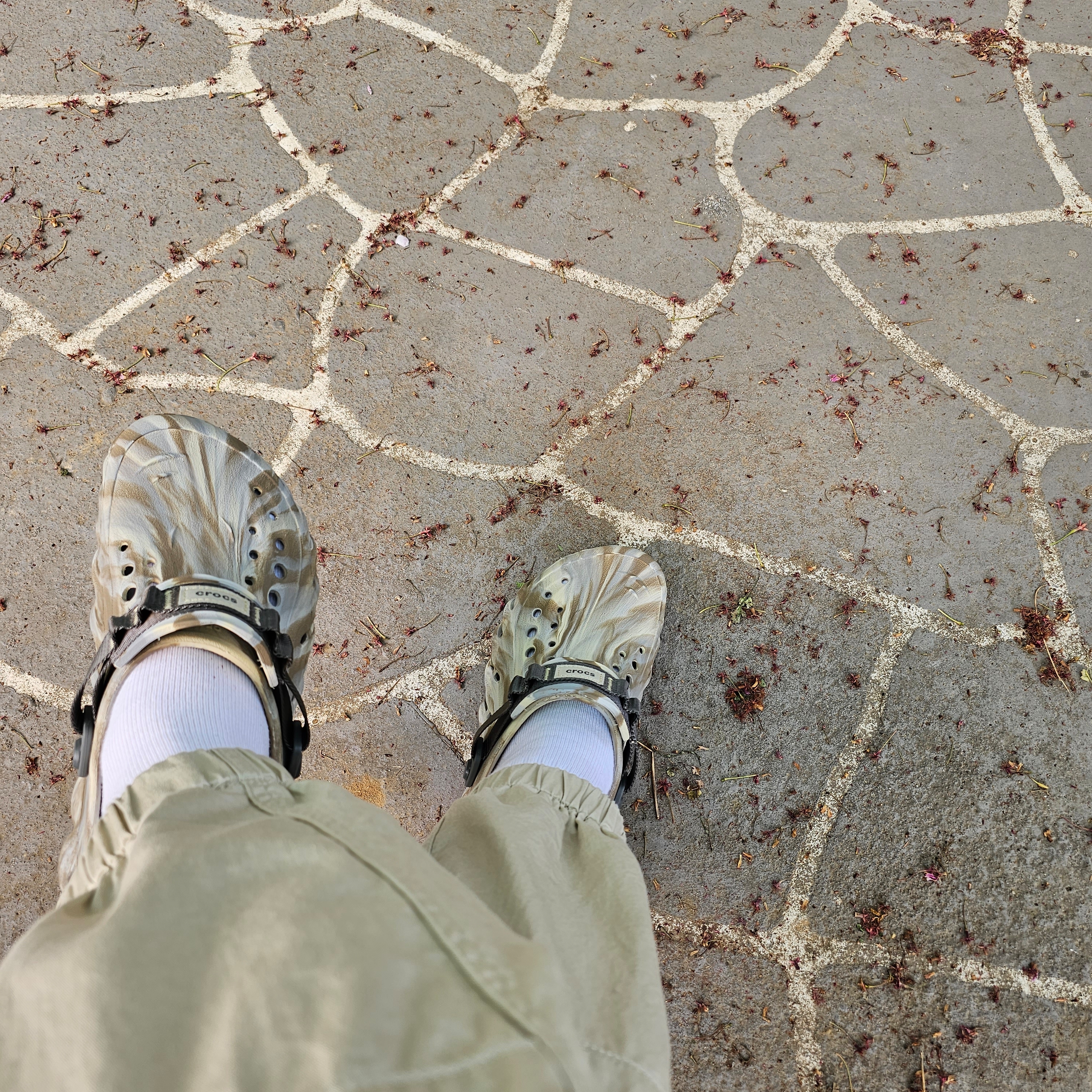 Crocs Echo Marbled Clog Bone Multi 착용 스타일 - 2