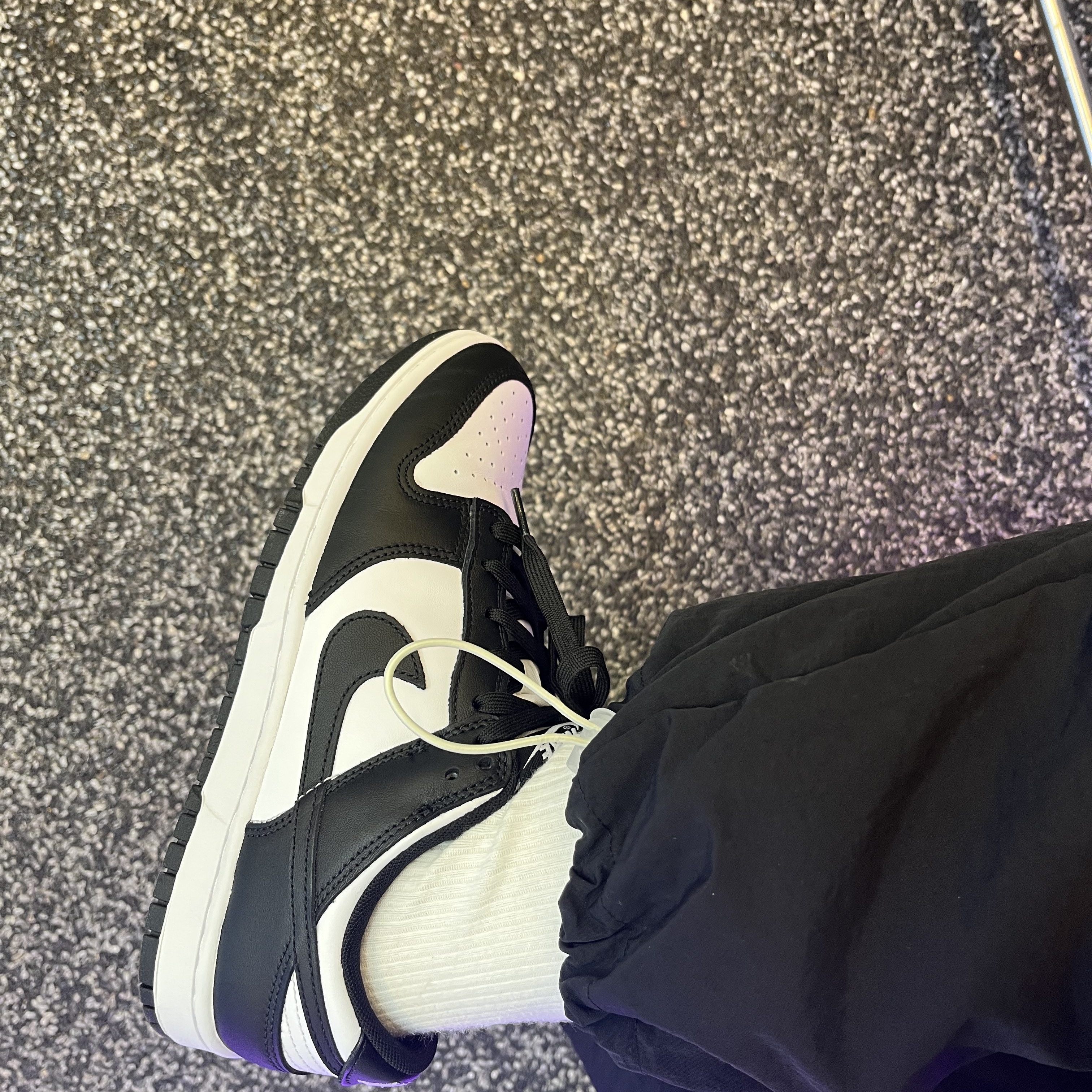 Nike Dunk Low Retro Black 착용 스타일 - 2