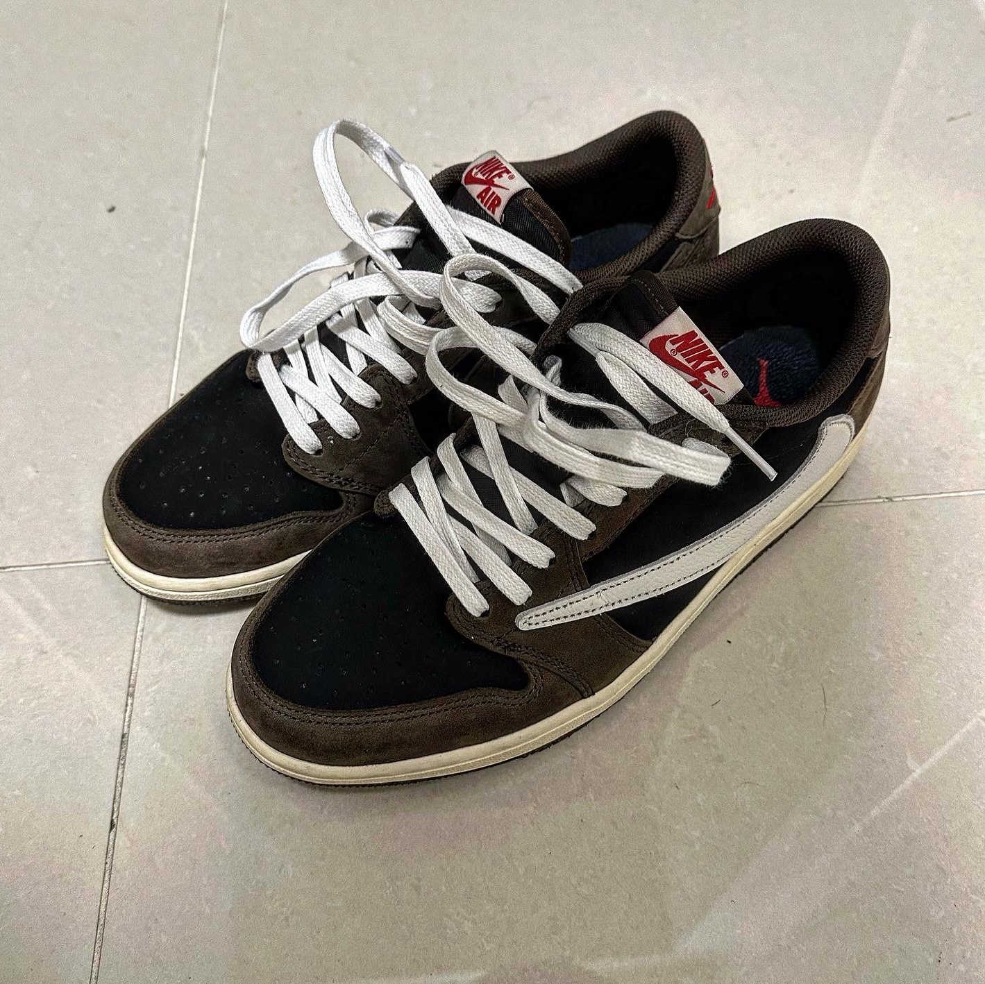 Jordan 1 x Travis Scott Retro Low OG SP Mocha 착용 스타일 - 3