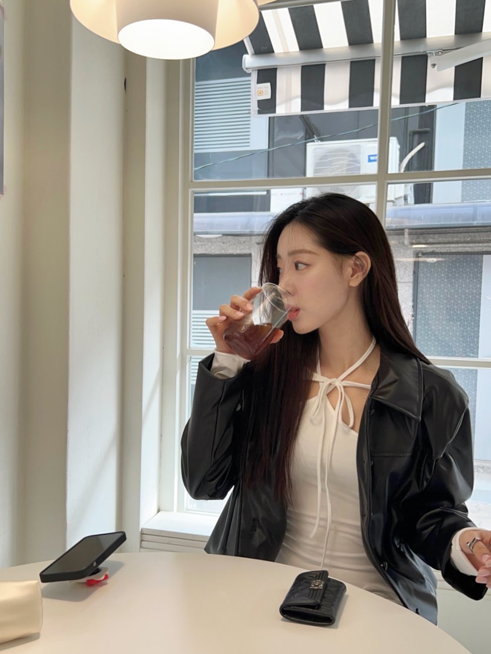 샤넬 보이 샤넬 플랩 카드 홀더 그레인드 카프스킨 & 루테늄 메탈 블랙 착용 스타일