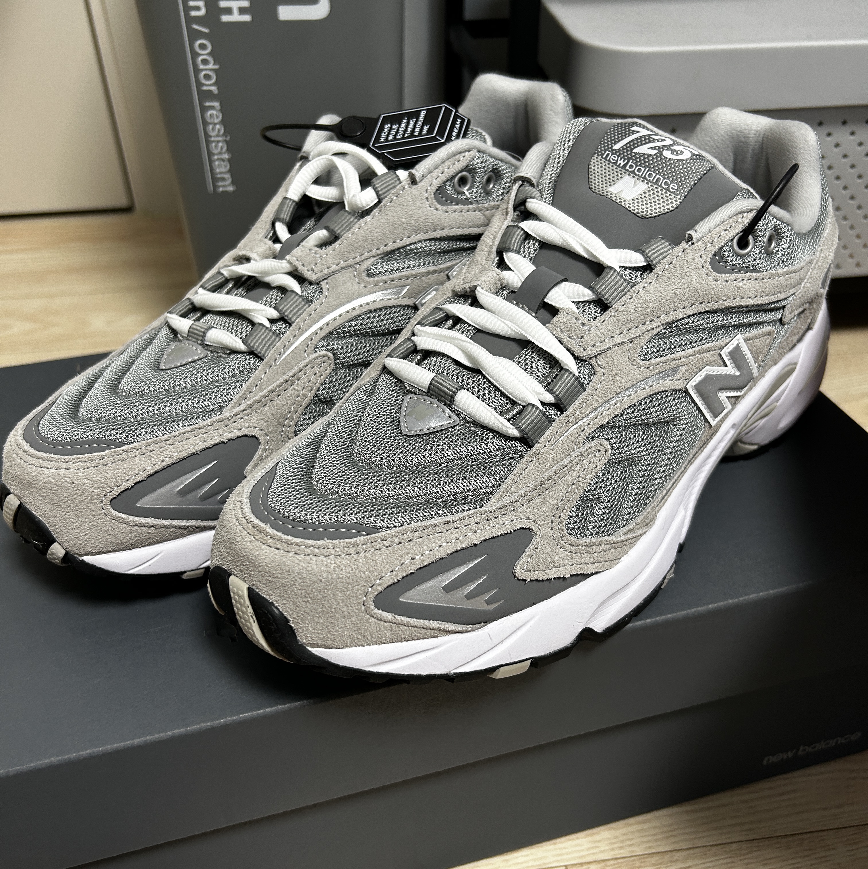 New Balance 725 Grey 착용 스타일