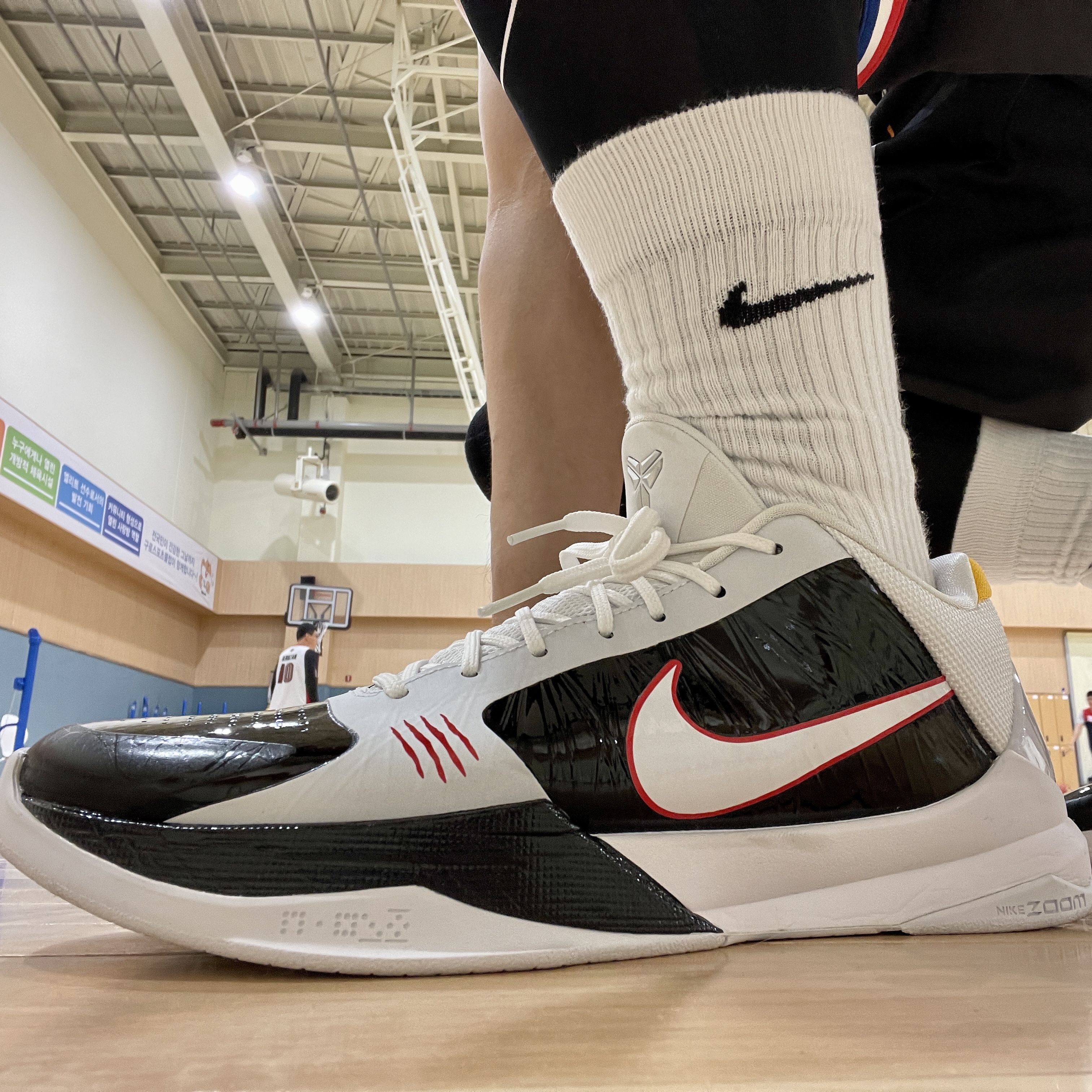 Nike Kobe 5 Protro Alternate Bruce Lee, Nike x Drake Nocta Socks White (3 Pack) 착용 스타일