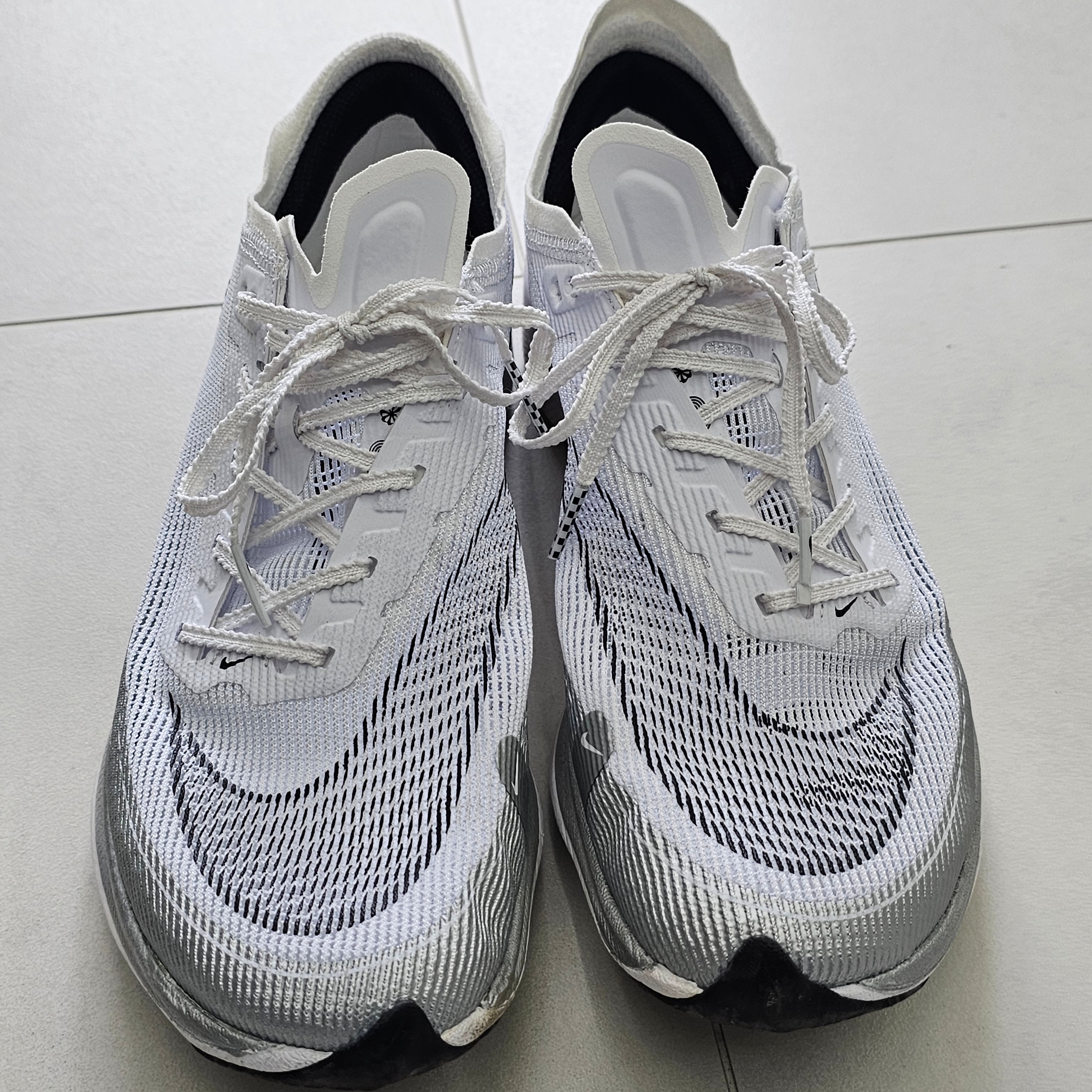 Nike ZoomX Vaporfly Next% 2 White Metallic Silver 착용 스타일 - 2