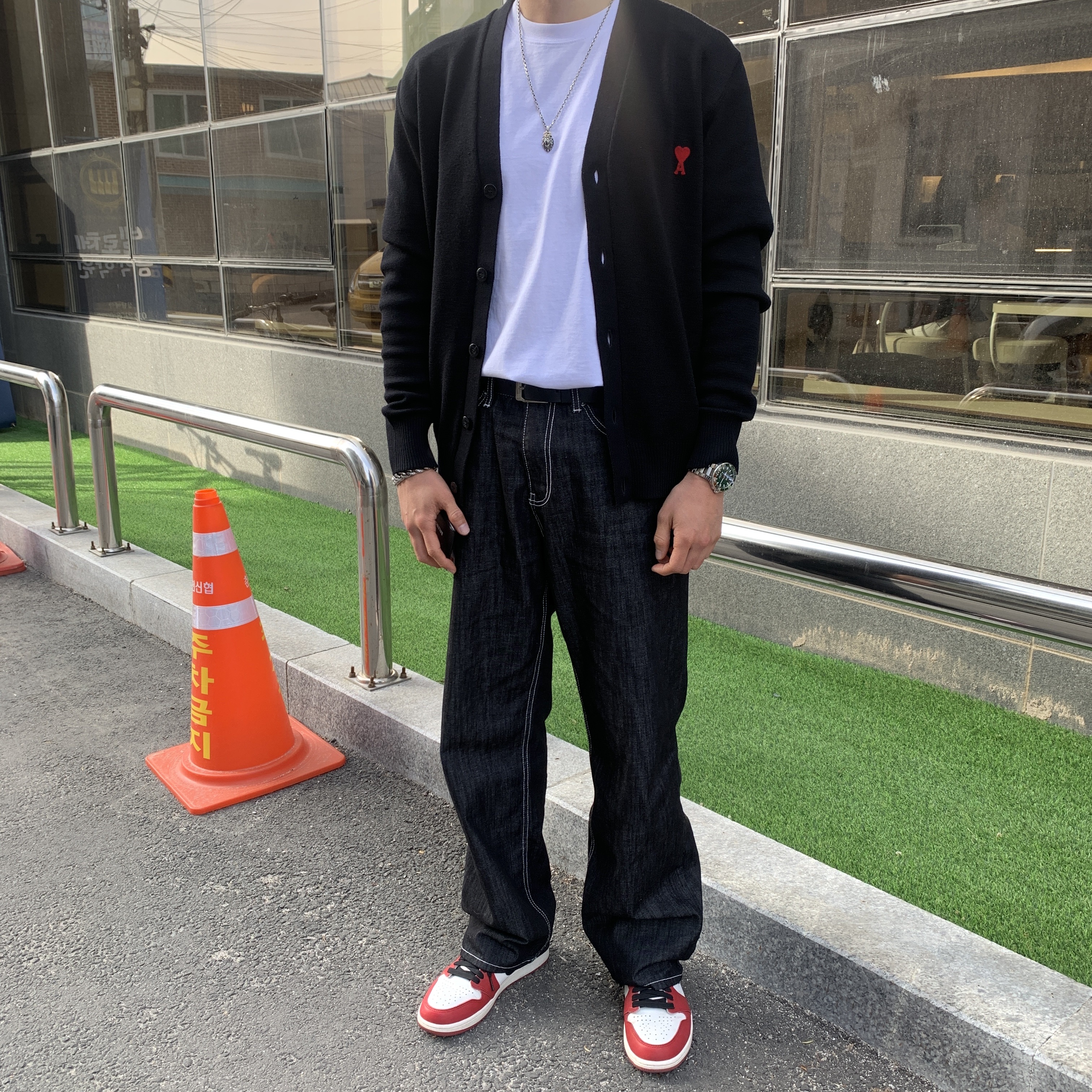 AMI de Coeur Wool Cardigan Black, Jordan 1 Retro High OG Chicago 2022 착용 스타일