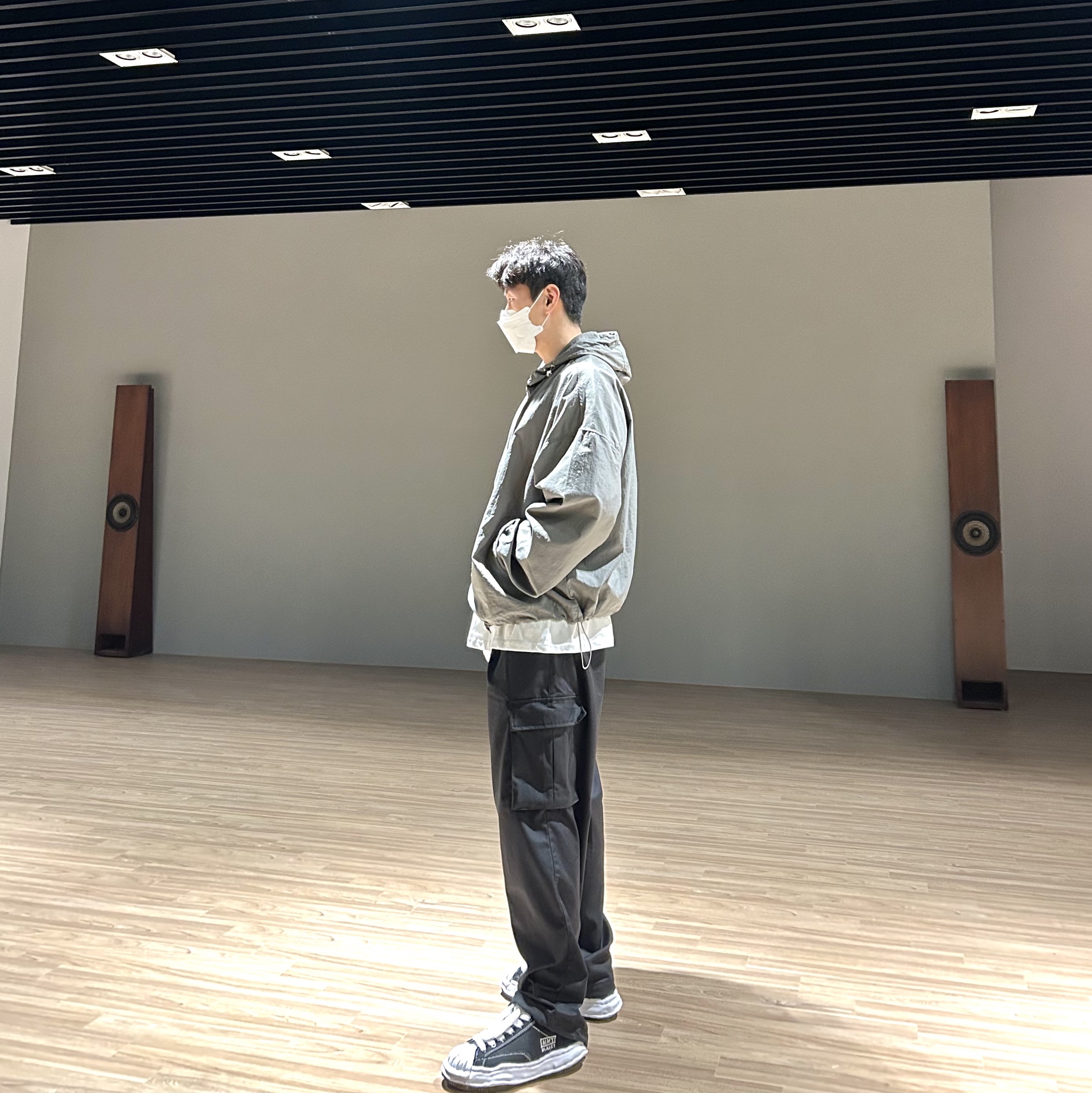 메종 미하라 야스히로 블레이키 OG 솔 캔버스 로우탑 스니커즈 블랙 화이트 착용 스타일 - 3