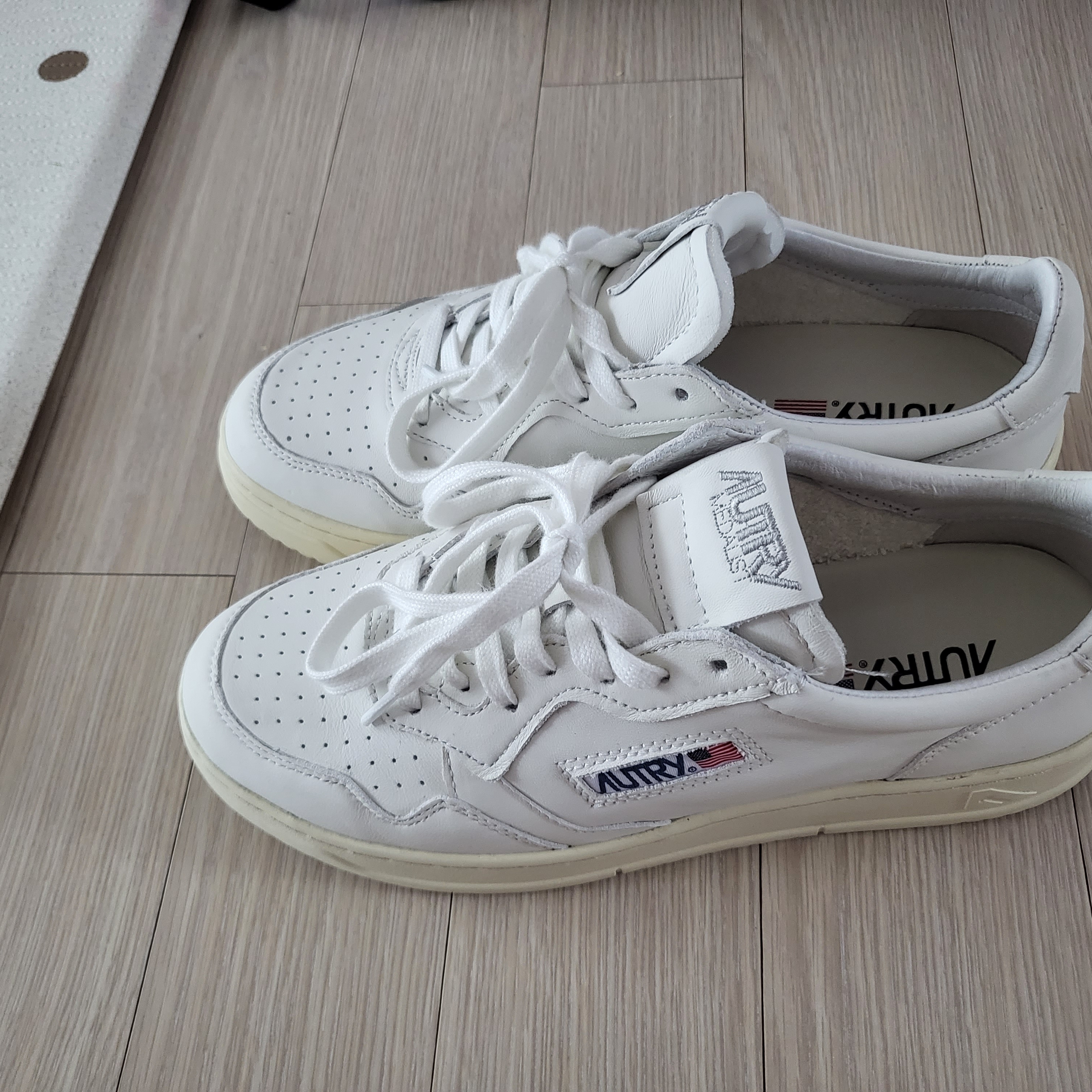 Autry Medalist Low Goatskin Sneakers White 착용 스타일