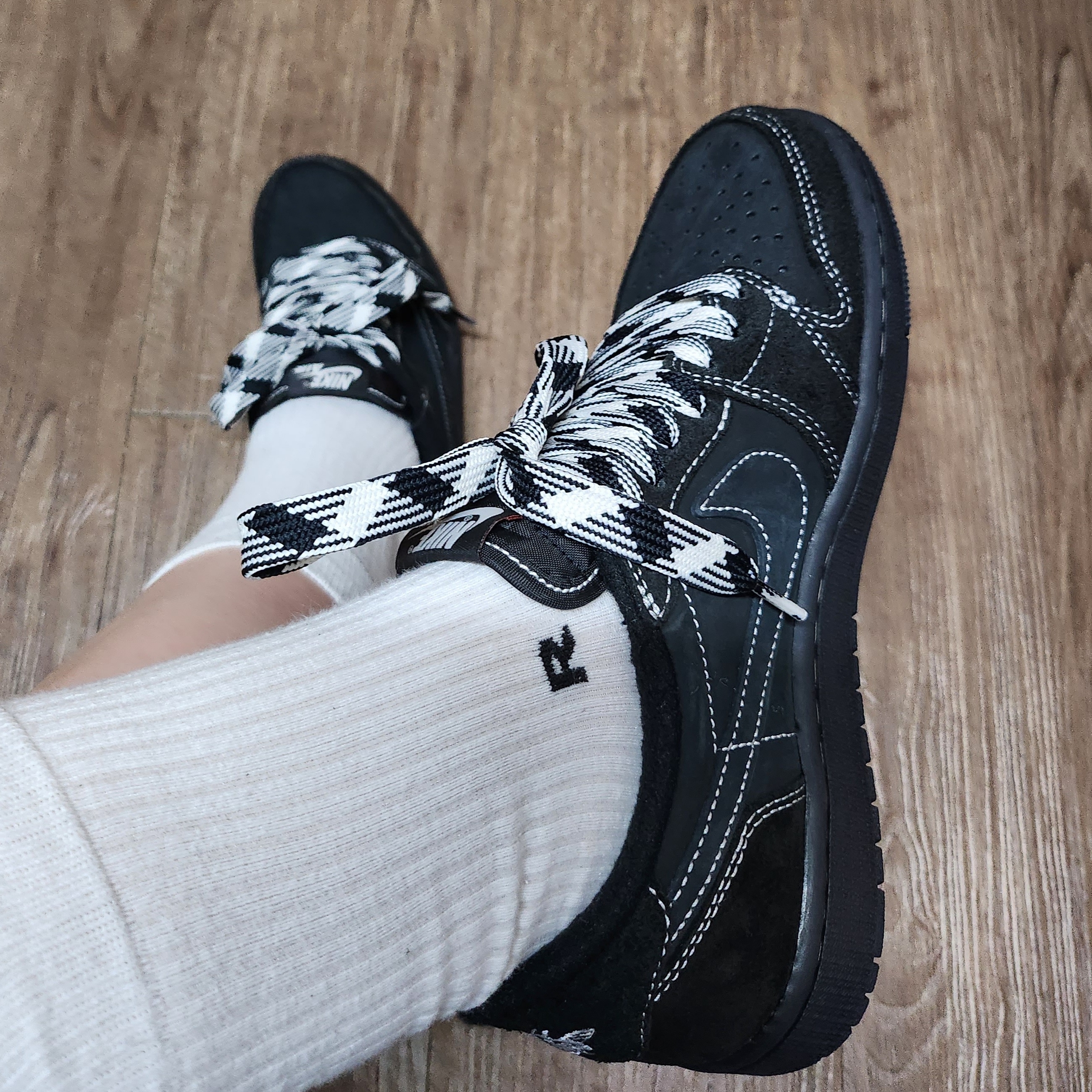 Jordan 1 x Travis Scott Retro Low OG SP Black Phantom 착용 스타일 - 2