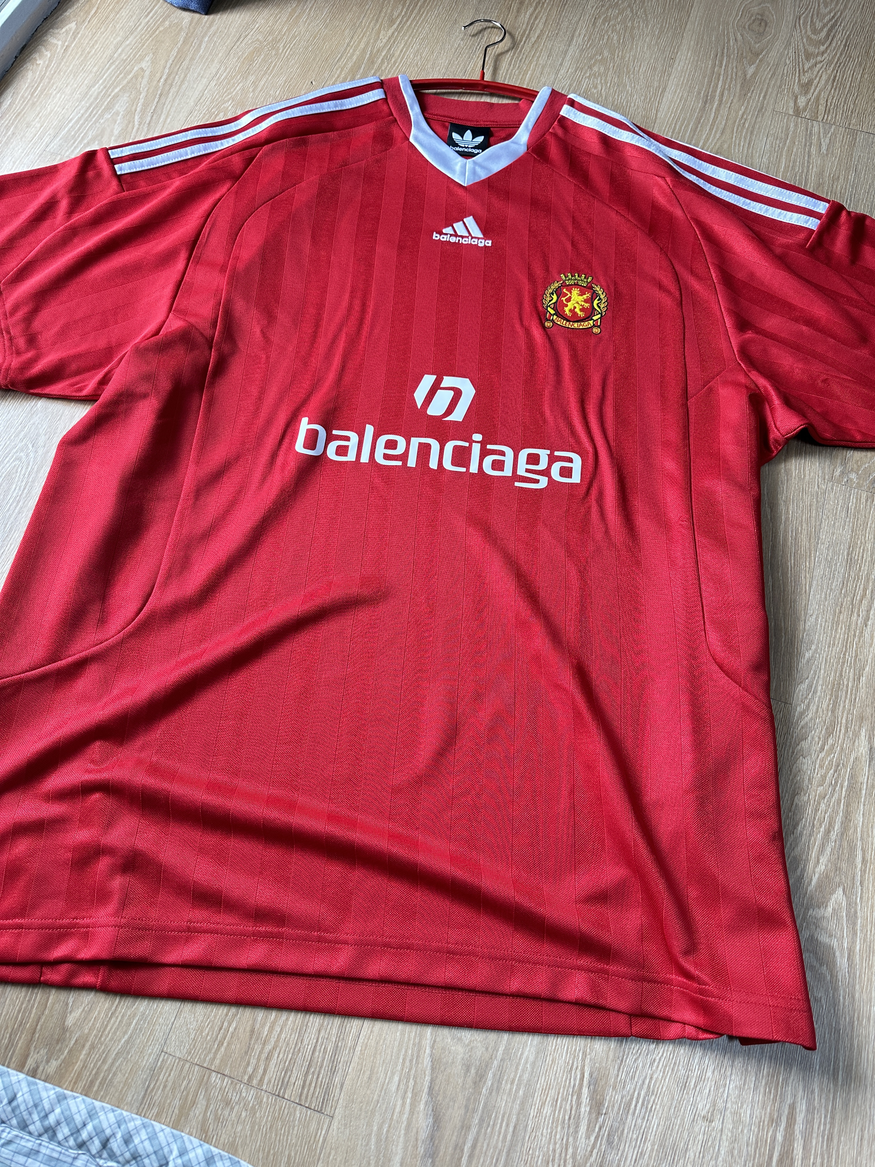 Balenciaga x Adidas Oversized Football T-Shirt Red 착용 스타일 - 1