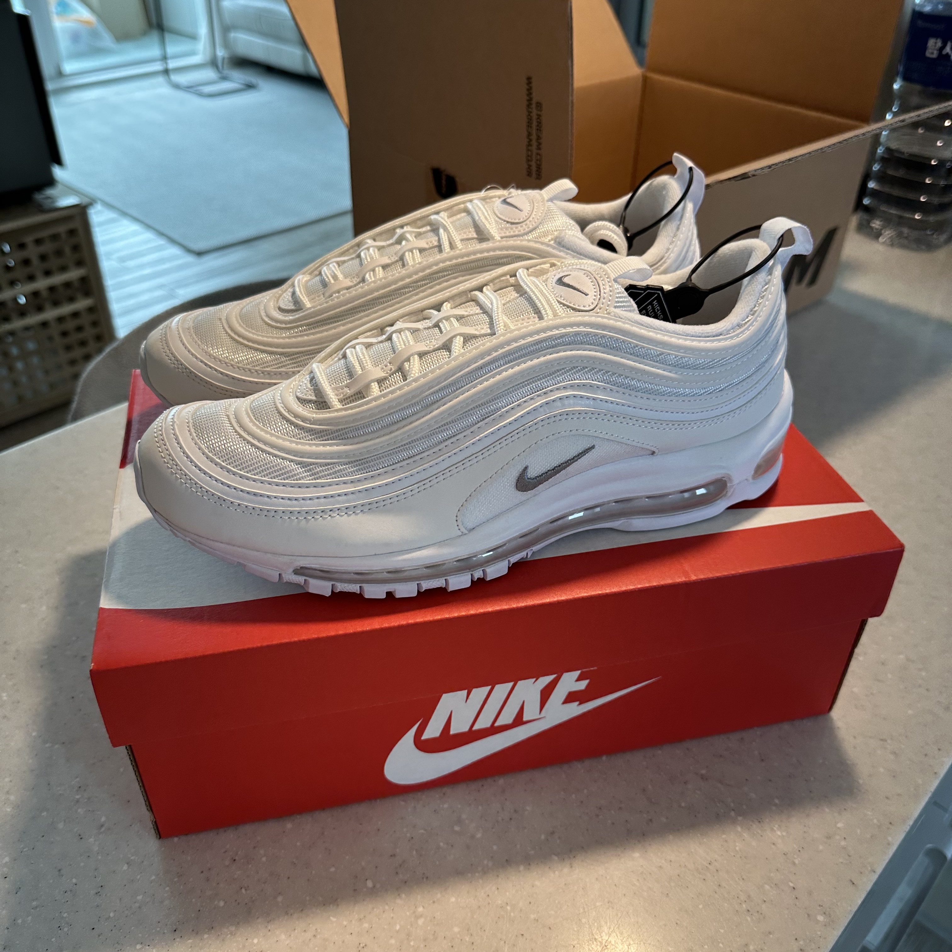 Nike Air Max 97 Triple White Wolf Grey 착용 스타일
