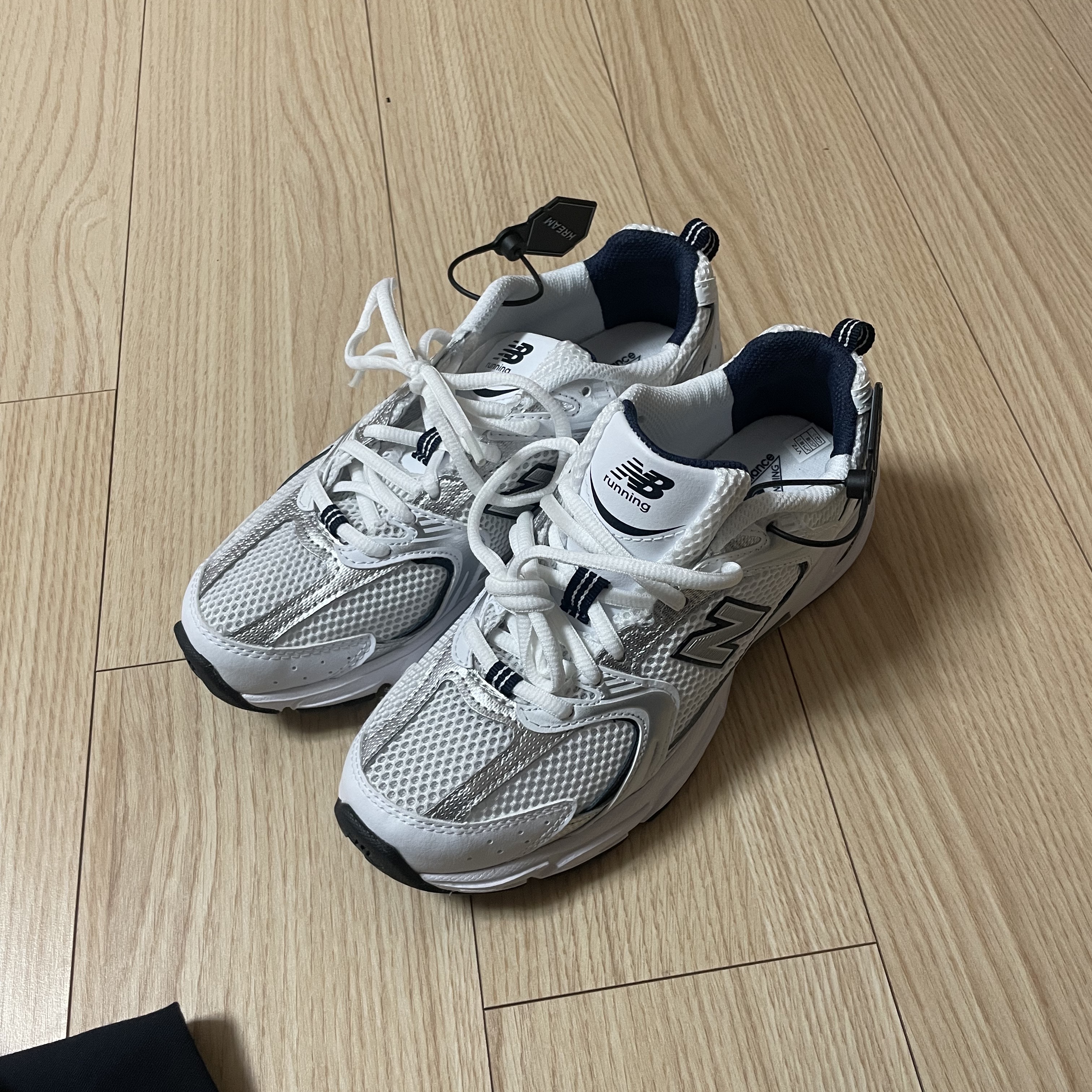 New Balance 530 White 착용 스타일