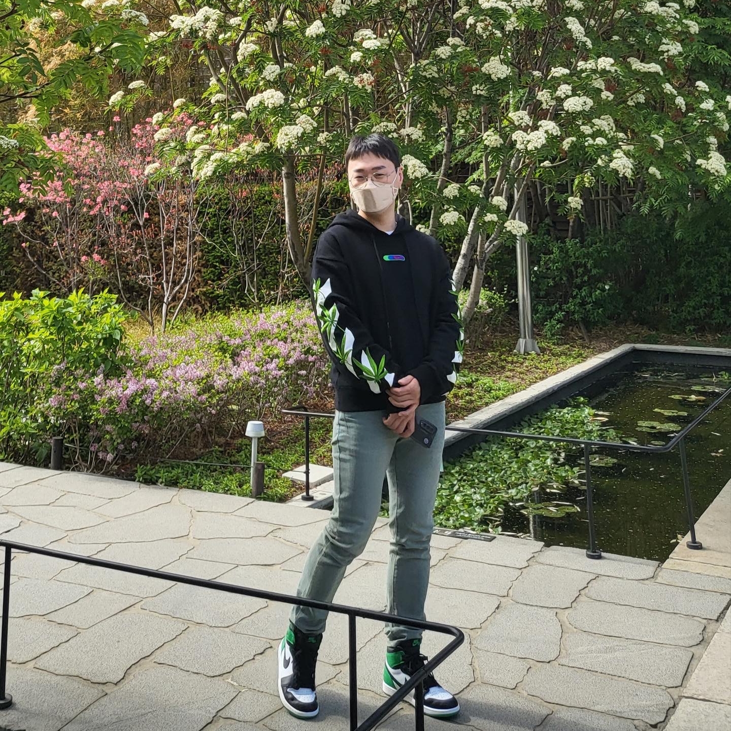 Jordan 1 Retro High OG Black and Lucky Green, Off-White Weed Arrow Oversized Hoodie Black 착용 스타일 - 2