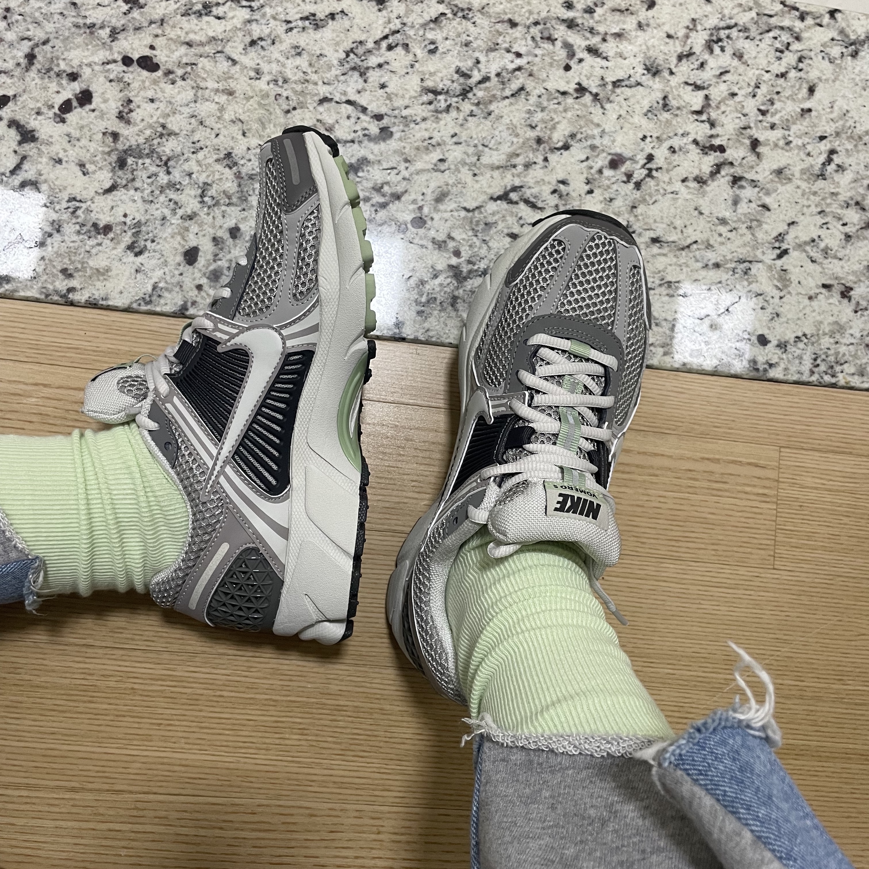 (W) Nike Zoom Vomero 5 Cobblestone and Flat Pewter 착용 스타일
