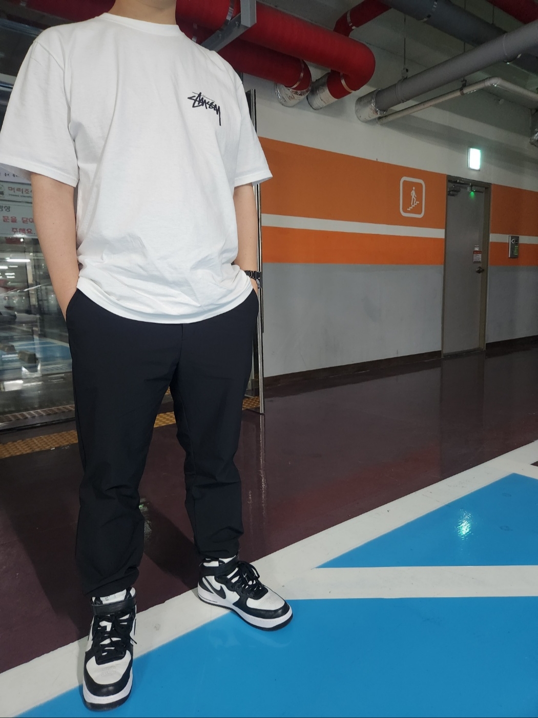Stussy Shattered T-Shirt White, Nike x Stussy Air Force 1 '07 Mid SP Black and Light Bone 착용 스타일 - 2
