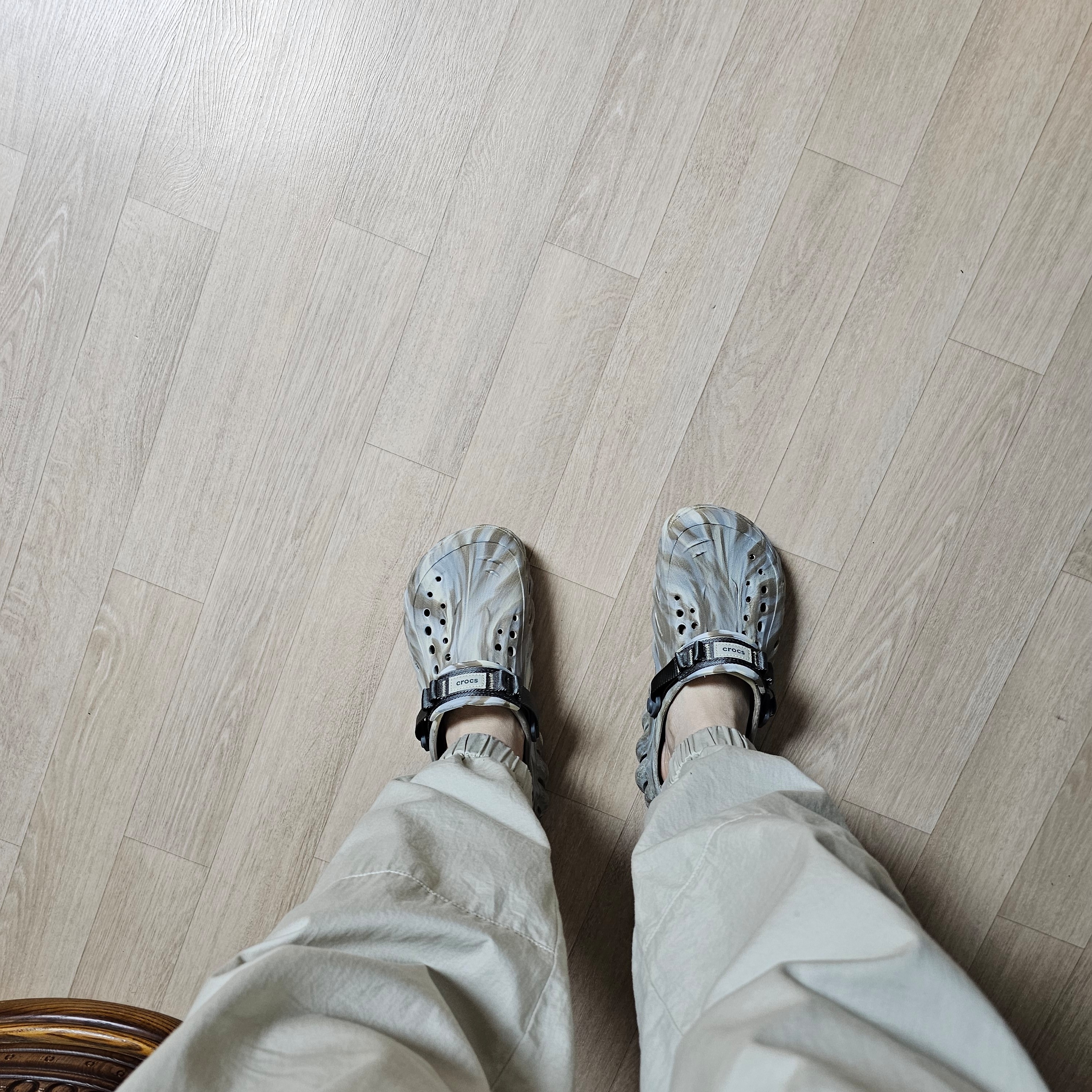 Crocs Echo Marbled Clog Bone Multi 착용 스타일 - 3