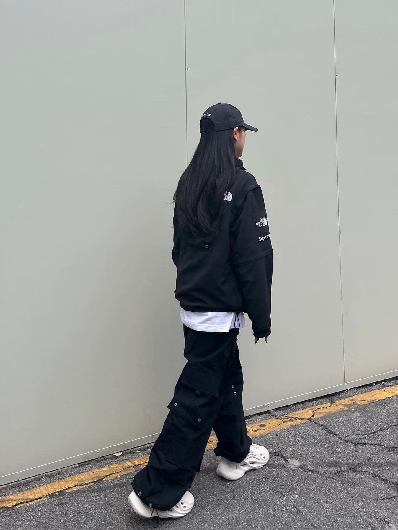 아디다스 이지 폼 러너 샌드, 슈프림 x 노스페이스 트레킹 컨버터블 자켓 블랙 - 22SS 착용 스타일 - 3