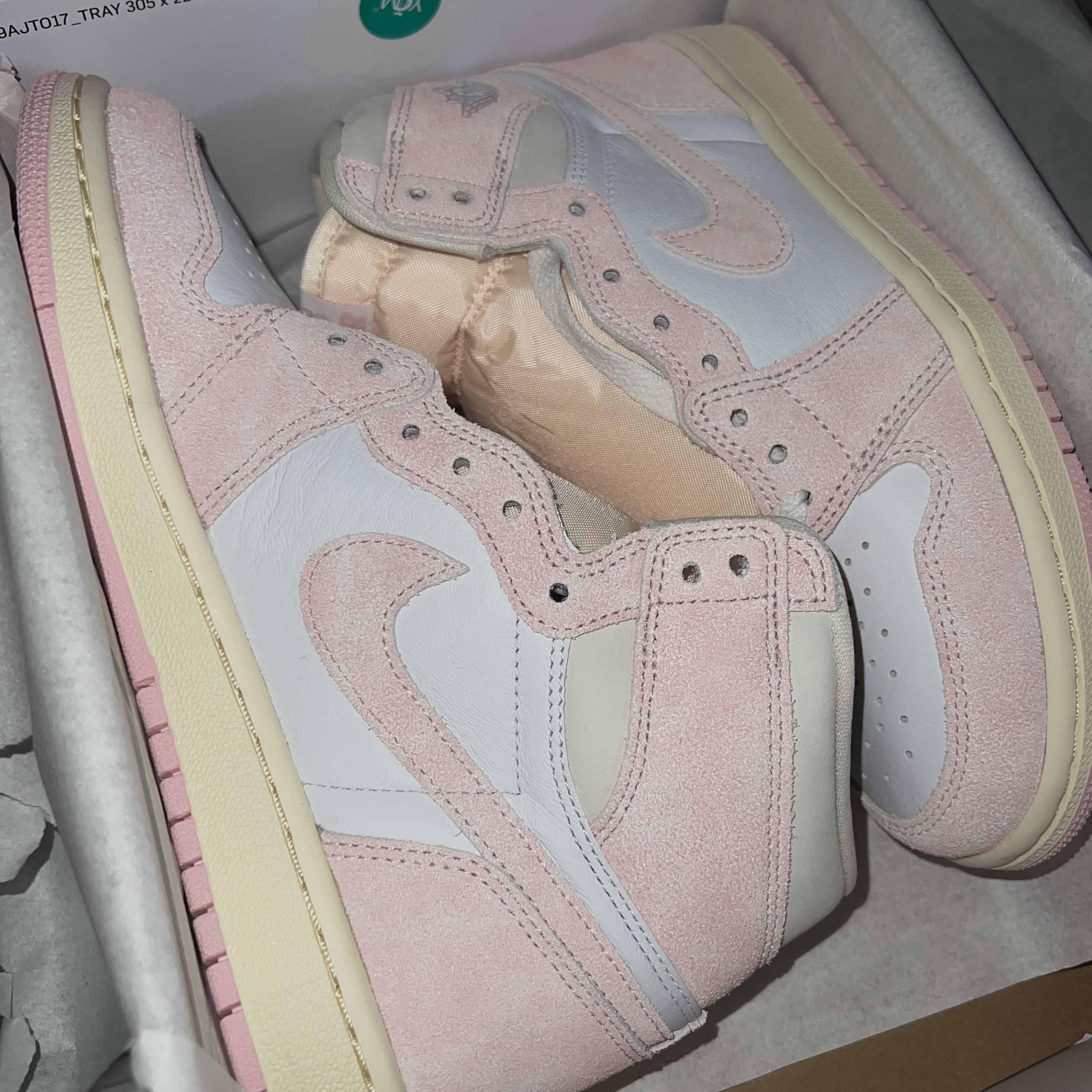 (W) Jordan 1 Retro High OG Coconut Milk and Sail 착용 스타일 - 1