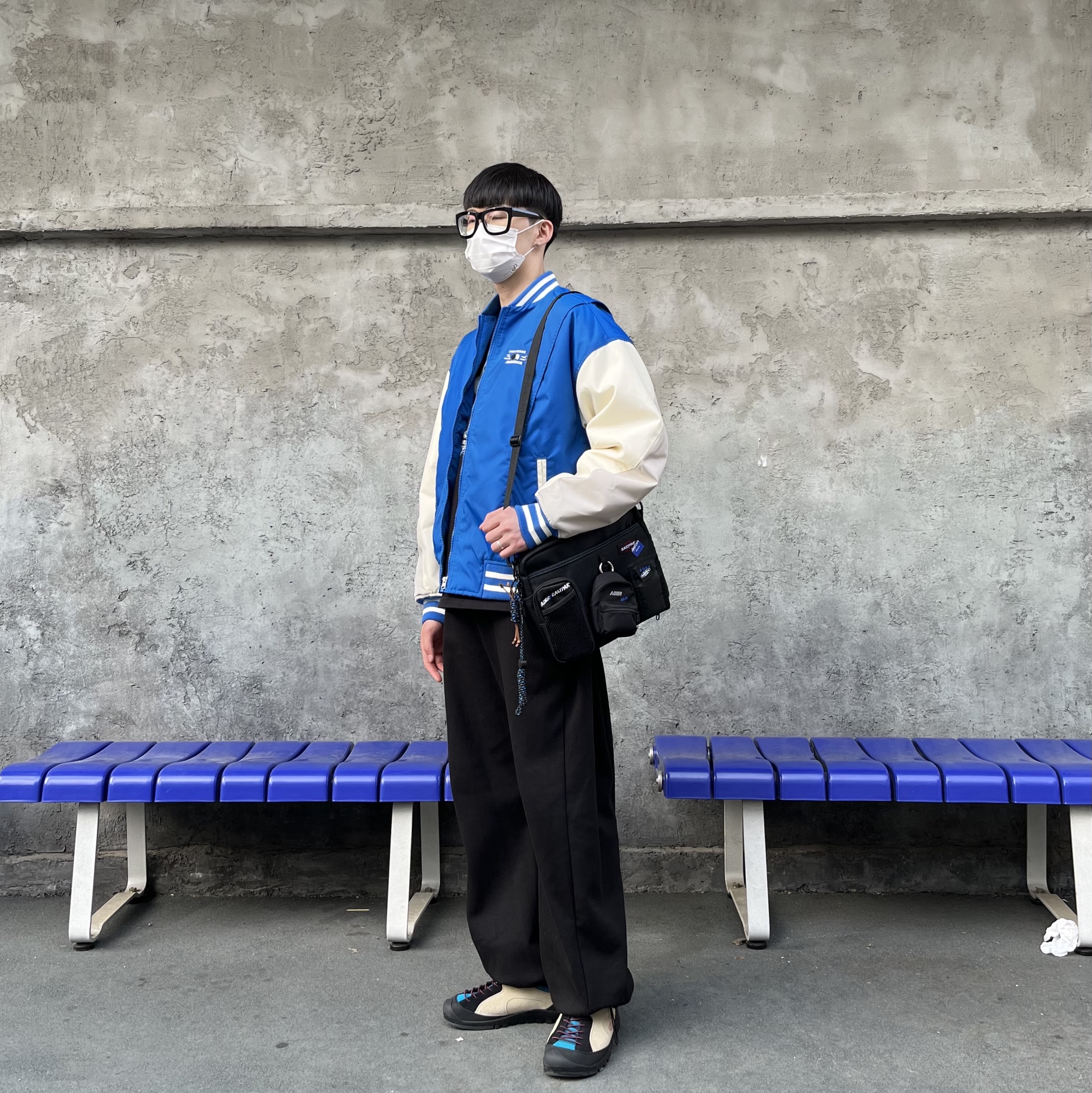 Converse x Ader Error Shapes Varsity Jacket Cobalt, Ader Error x Eastpak Shoulder Bag Black 착용 스타일 - 1