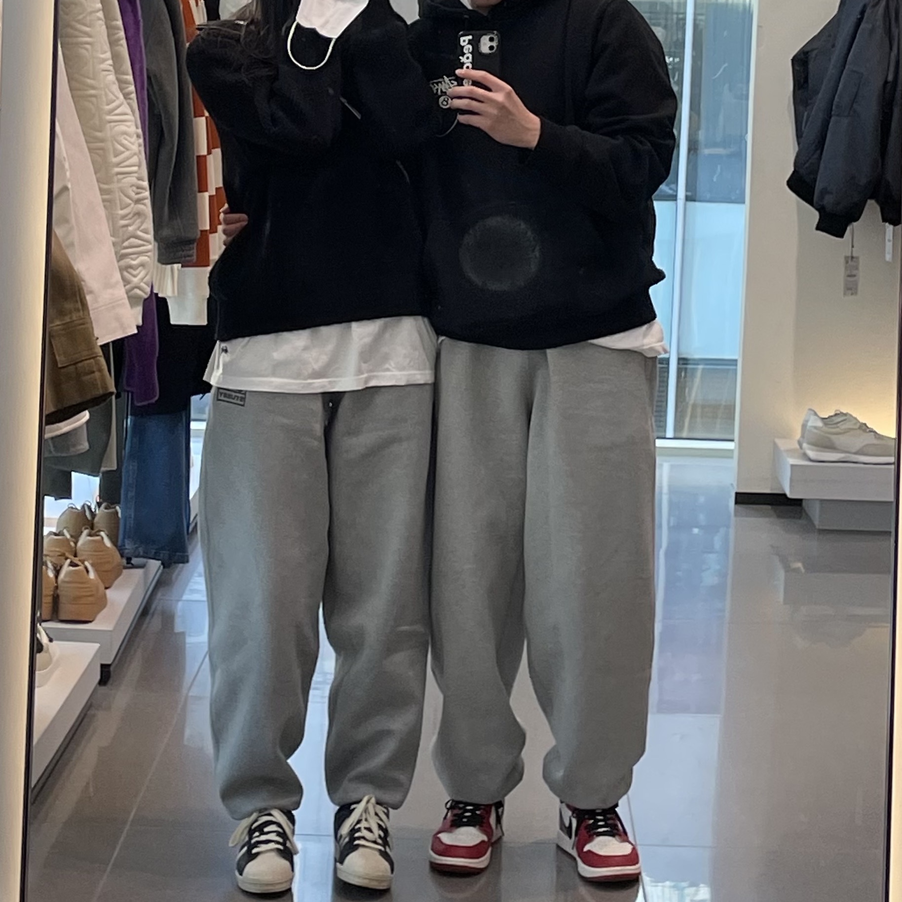 Jordan 1 Retro High OG Chicago 2022, Nike x Stussy NRG Fleece Pants Dark Grey Heather (DO9340-063) 착용 스타일