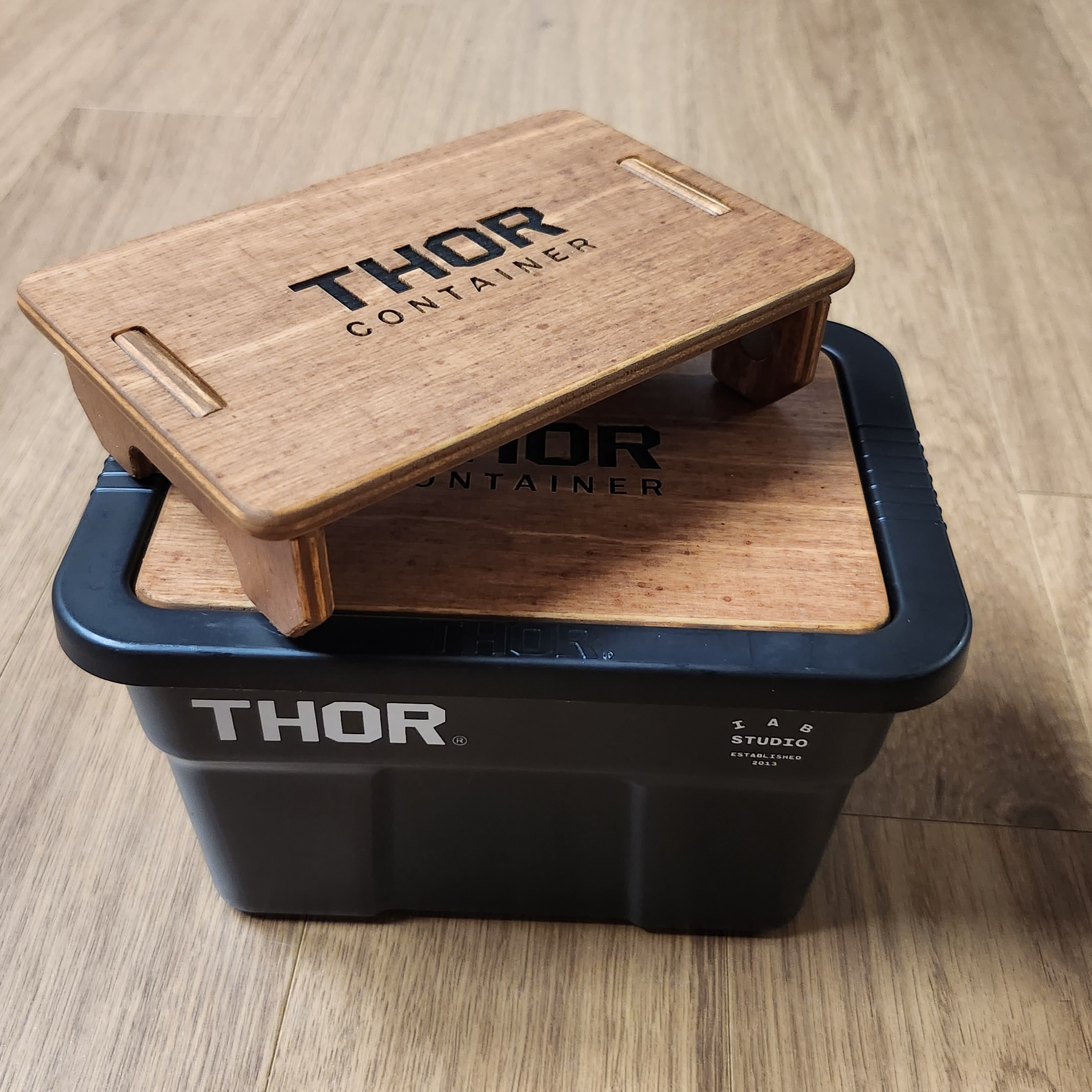 IAB Studio x Thor 1L Container Black 착용 스타일 - 5