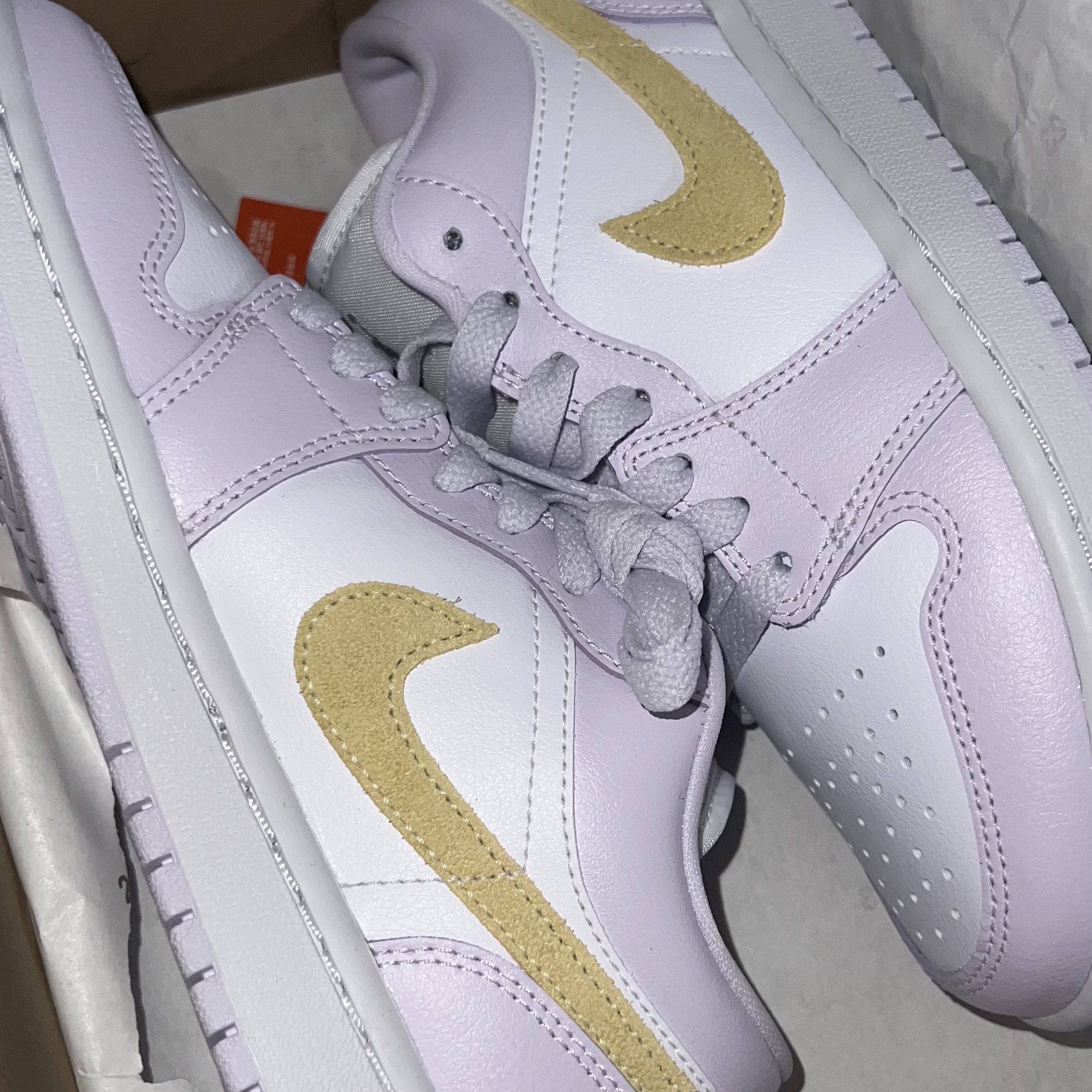 (W) Jordan 1 Retro High OG Coconut Milk and Sail 착용 스타일 - 2