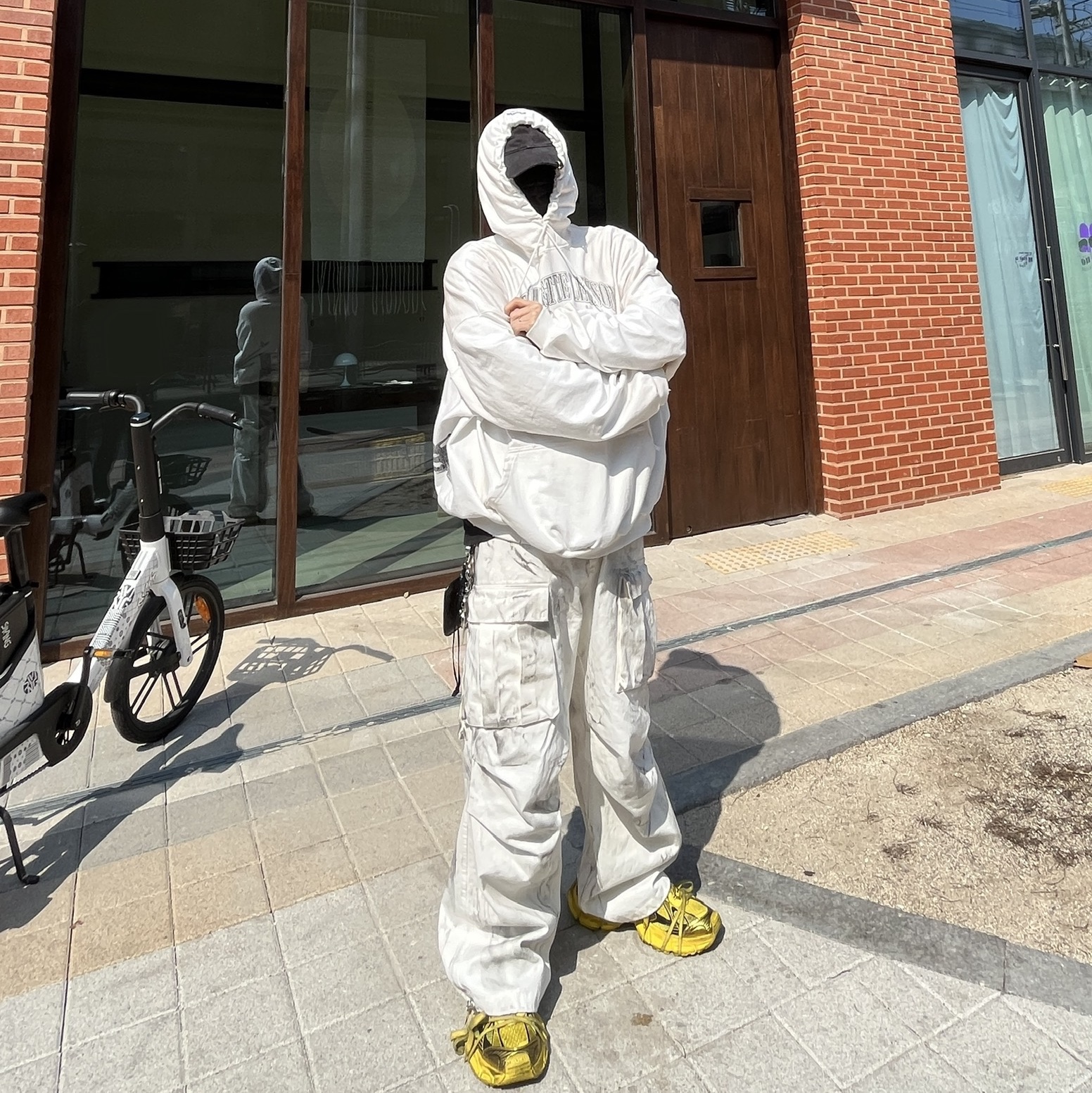Balenciaga 3XL Sneakers Yellow Black, Project G/R x Atmos Etiquette Lesson Vintage Washed Hoodie White 착용 스타일 - 1